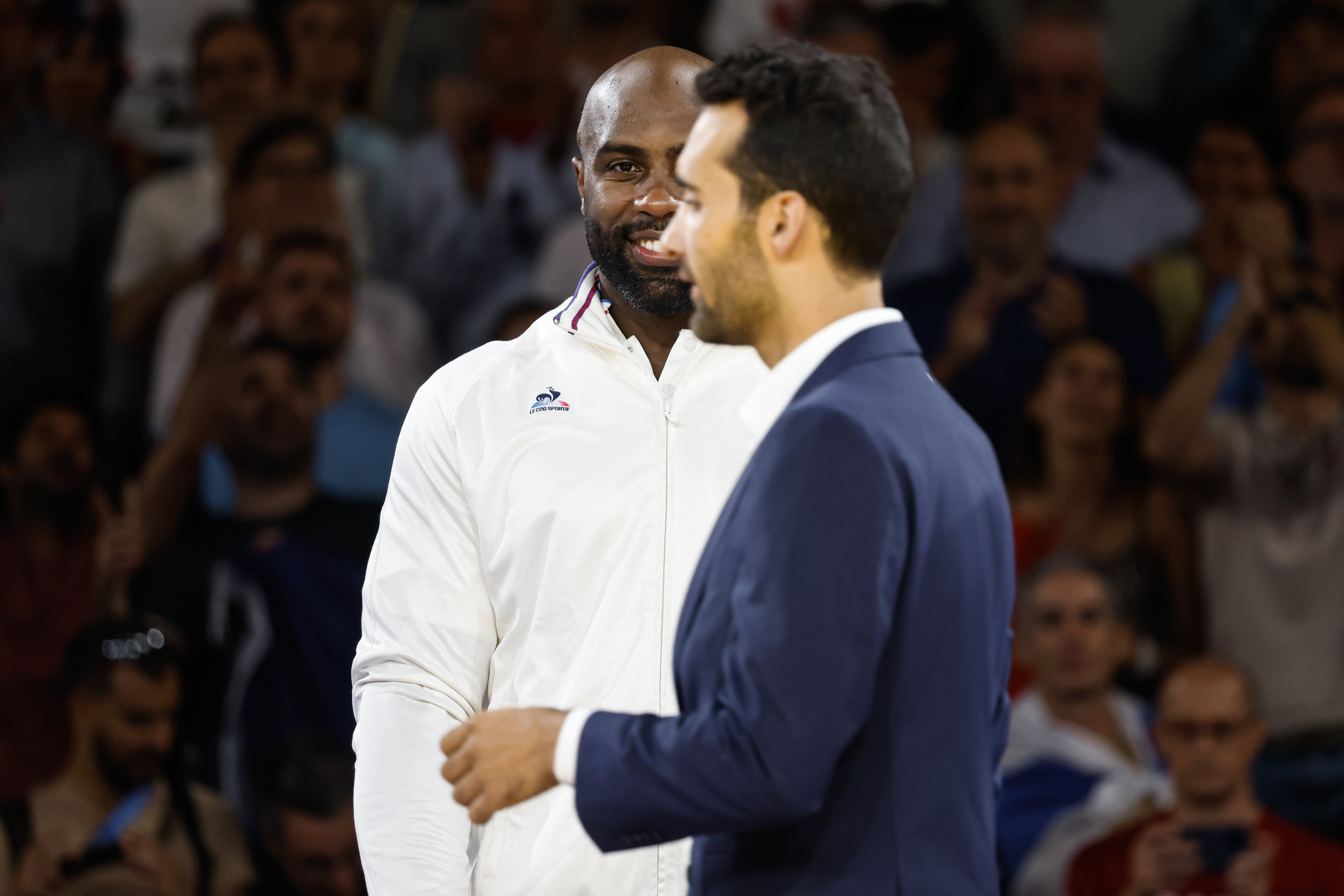 Paris, vendredi 2 août. Un petit moment de l'histoire du sport français : Martin Fourcade a remis à Teddy Riner sa médaille d'or olympique individuelle. À eux deux, il cumulent dix titres aux Jeux. LP/Olivier Corsan