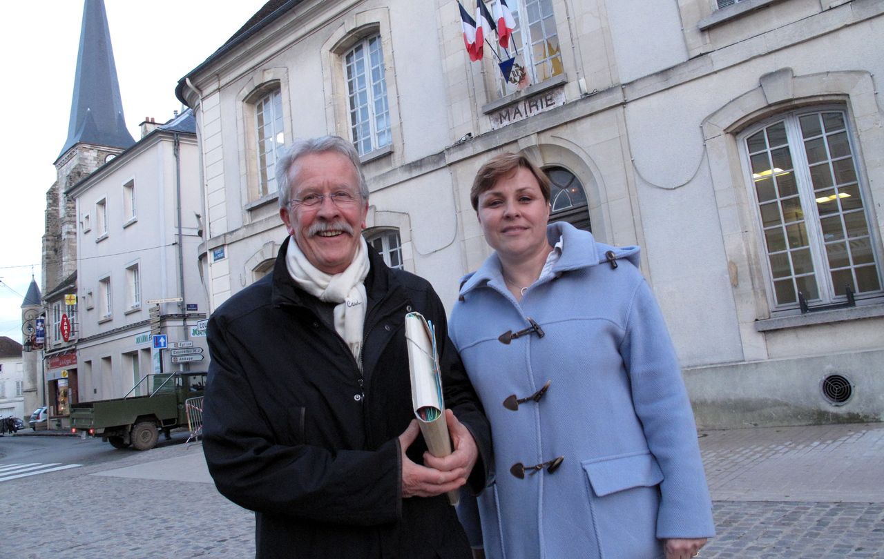 <b></b> Jouarre, février 2011. Pierre Goullieux et Isabelle Leclercq, tous deux conseillers d’opposition, appellent à un « rassemblement citoyen » contre le retrait annoncé de Jouarre de la communauté de communes du Pays fertois. 