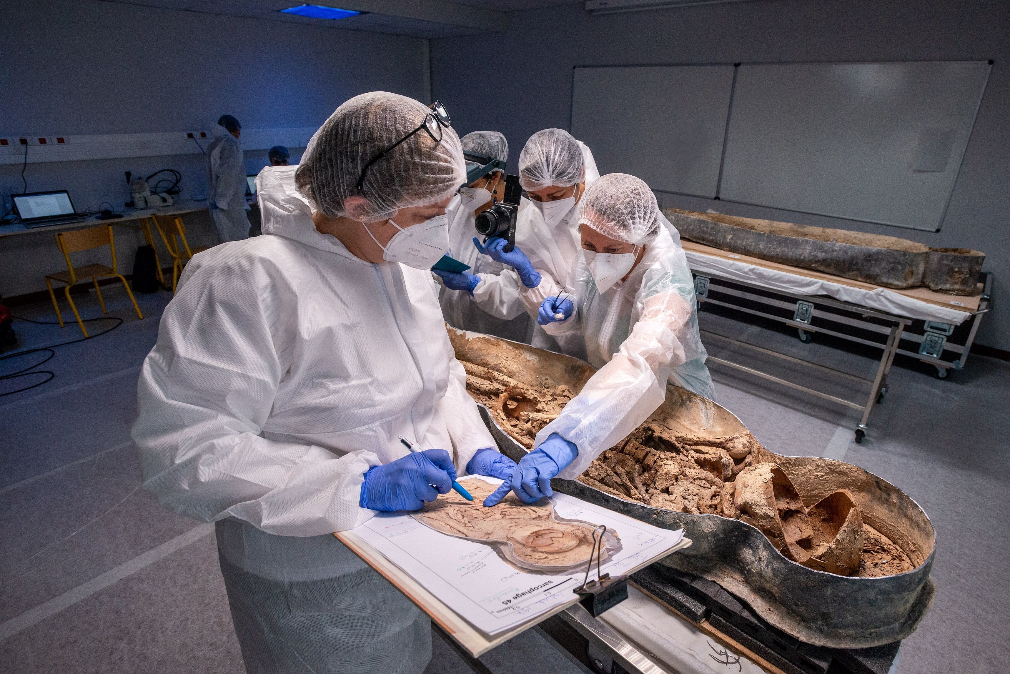 Le profil du défunt exhumé, mort d'une tuberculose et au corps déformé, pointe vers l'artiste de la Renaissance Joachim Du Bellay. Photo Inrap/Denis Gliksman