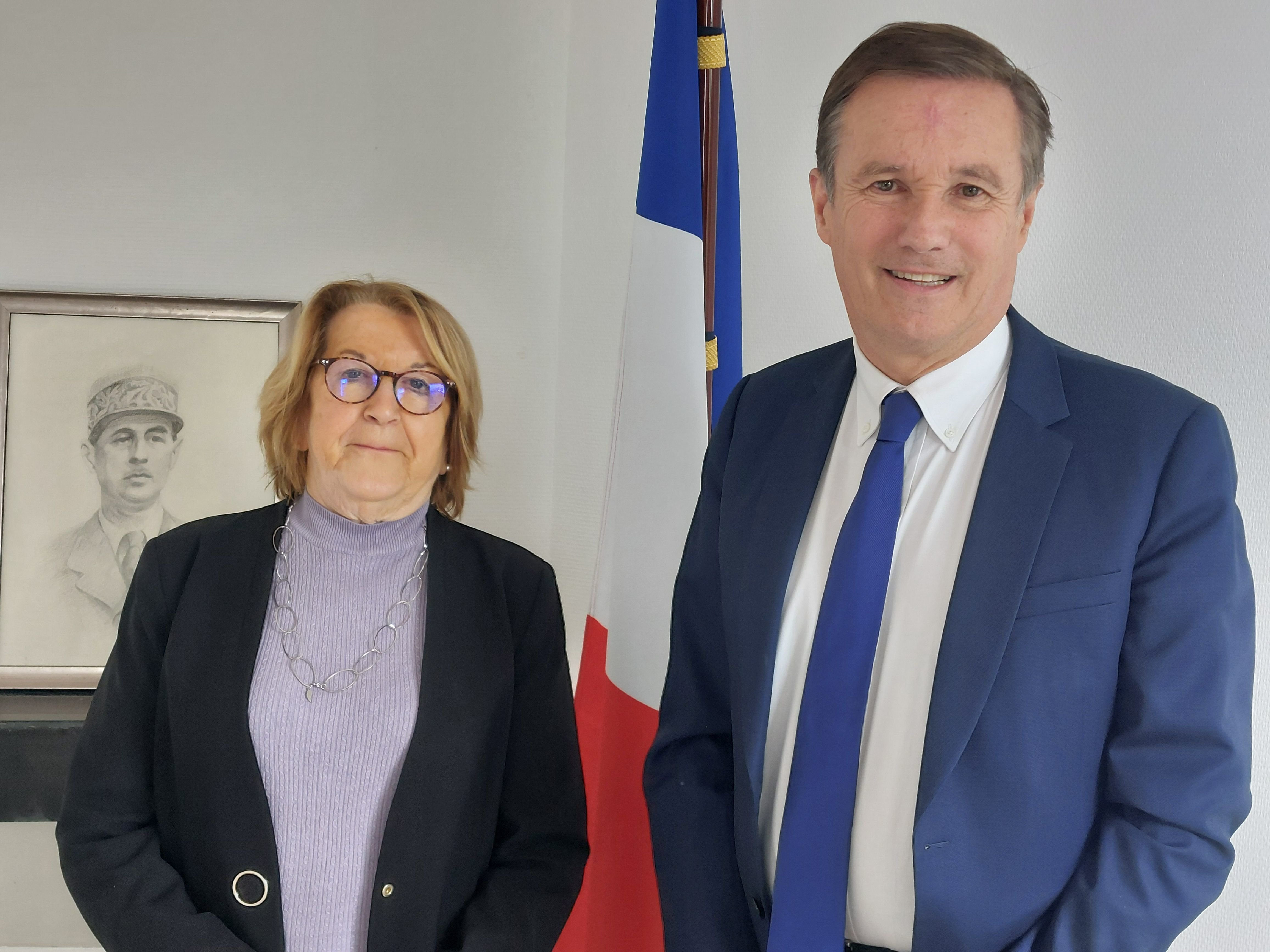 Yerres (Essonne), vendredi 14 juin. Nicolas Dupont-Aignan (DLF) avec sa suppléante, Bernadette Beck, dans sa permanence de campagne. LP/Sébastien Morelli