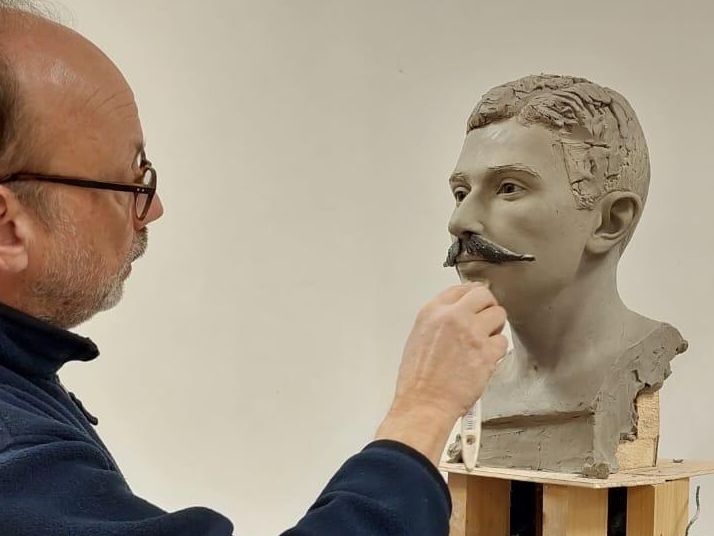 La statue de Pierre de Coubertin, personnage visionnaire mais controversé, s'apprête à faire son entrée au Musée Grévin. Musée Grévin