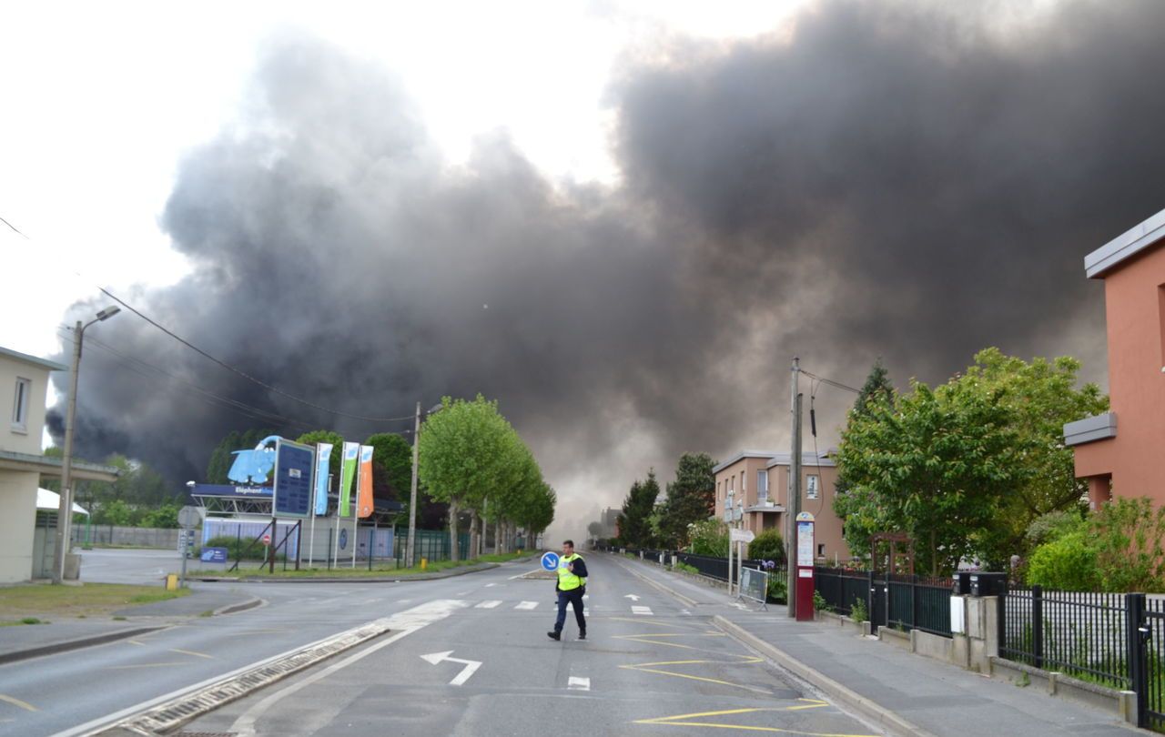 <b>Pont-Sainte-Maxence, ce vendredi.</b> La rue Louis-Pasteur, où est située l’entreprise Paprec, a été coupée à la circulation et les habitants invités à rester chez eux. 