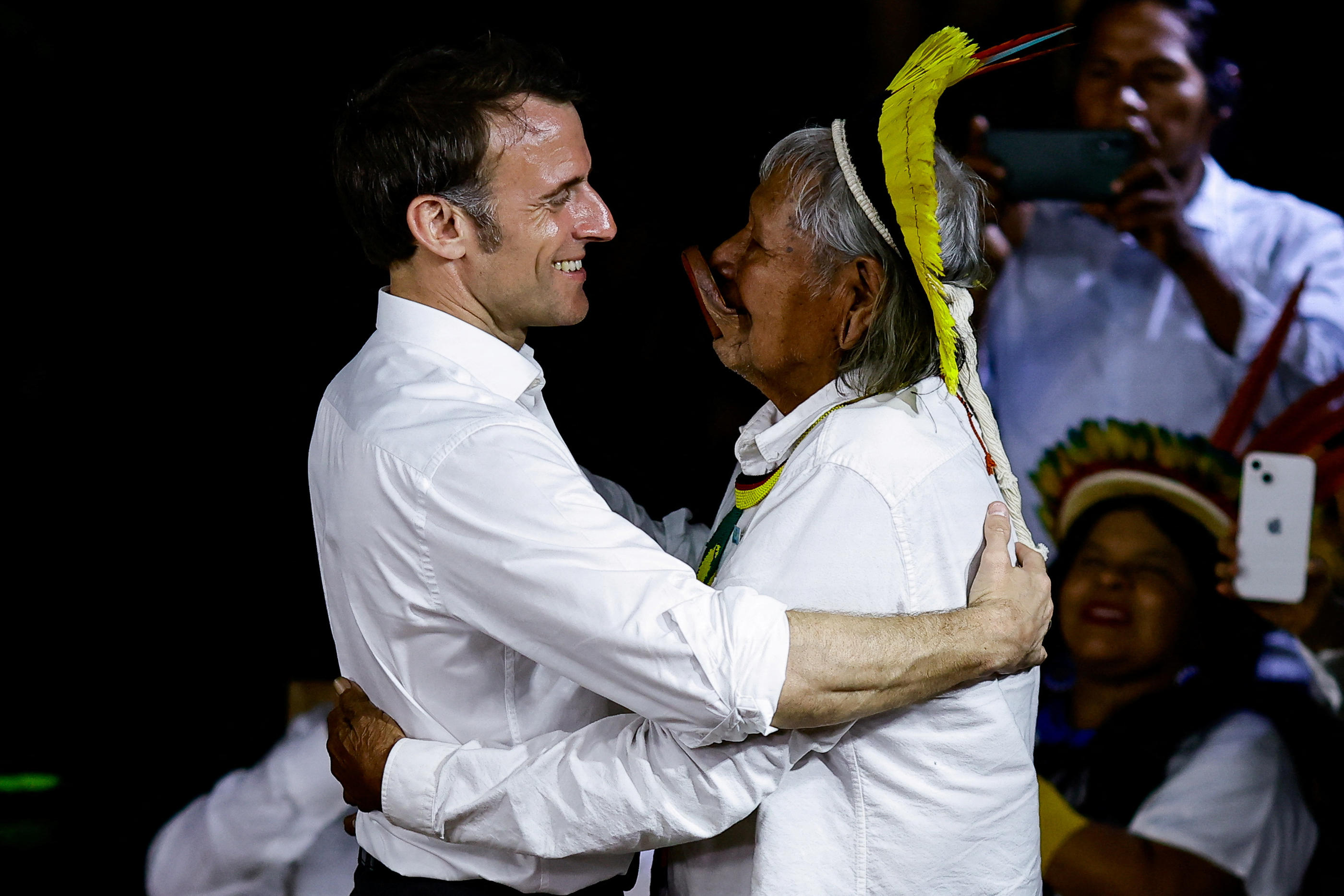 Emmanuel Macron et le chef Raoni Metuktire après la cérémonie de la remise de la légion d'honneur. REUTERS/Ueslei Marcelino