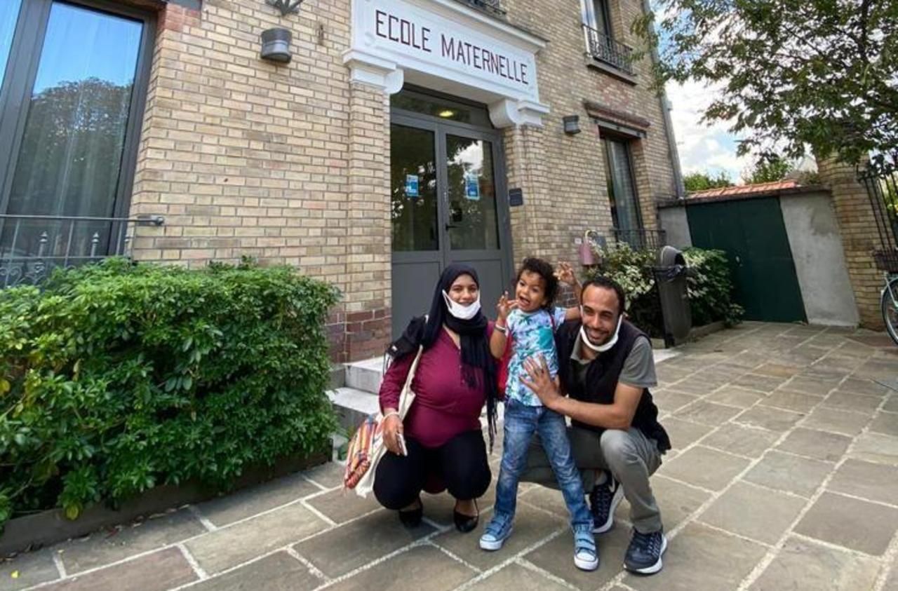 <b></b> Colombes, le 1er décembre. Ahmed Ali, un Egyptien de 31 ans aujourd’hui visé par un ordre d’expulsion, avec sa femme et son fils Youssef devant l’école où il est scolarisé.