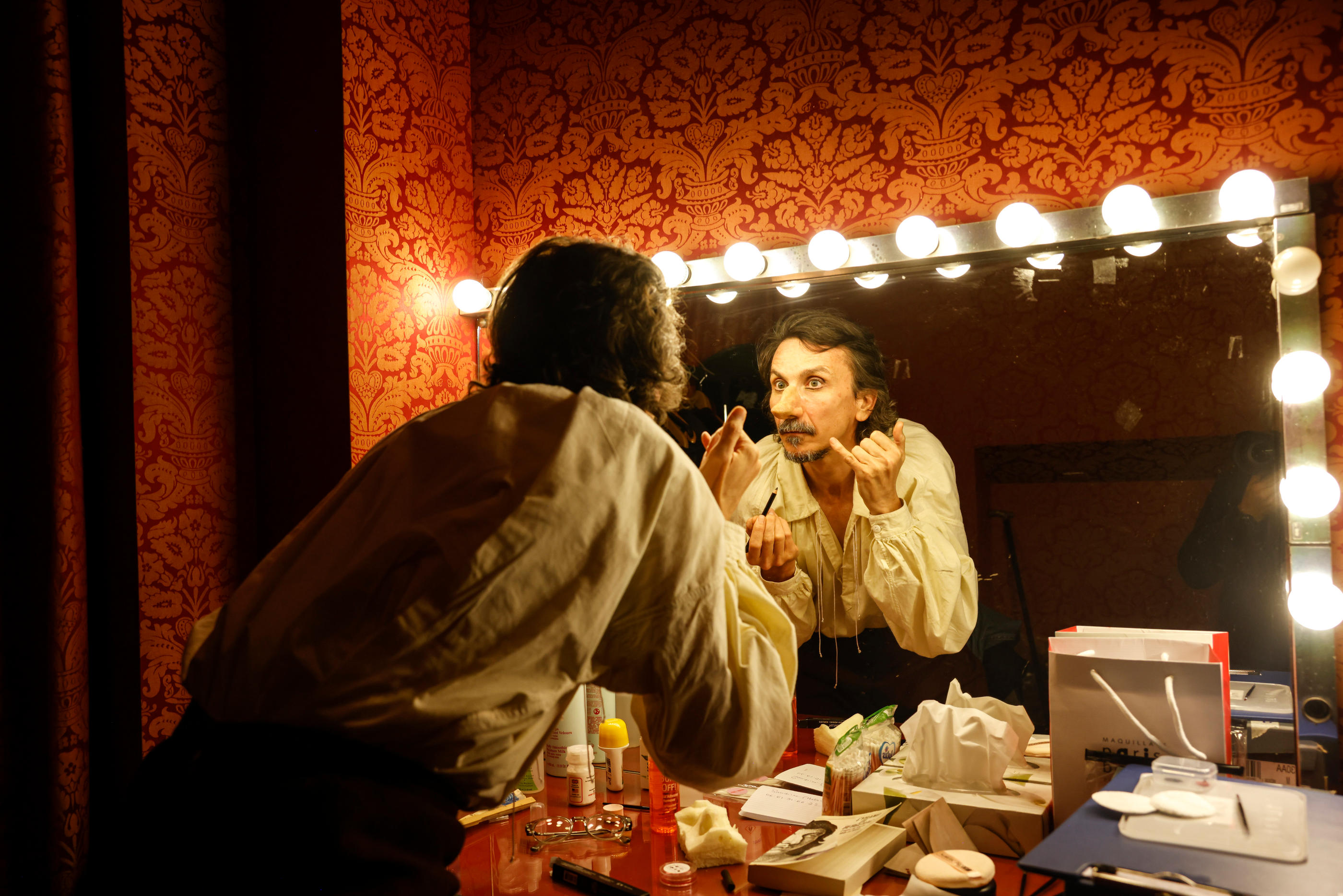 Paris, le 11 septembre. Arnaud Tsamere se maquille dans sa loge du Théâtre du Montparnasse et prend les traits de Cyrano de Bergerac, quelques jours avant la première de la pièce d'Edmond Rostand. LP/Olivier Corsan