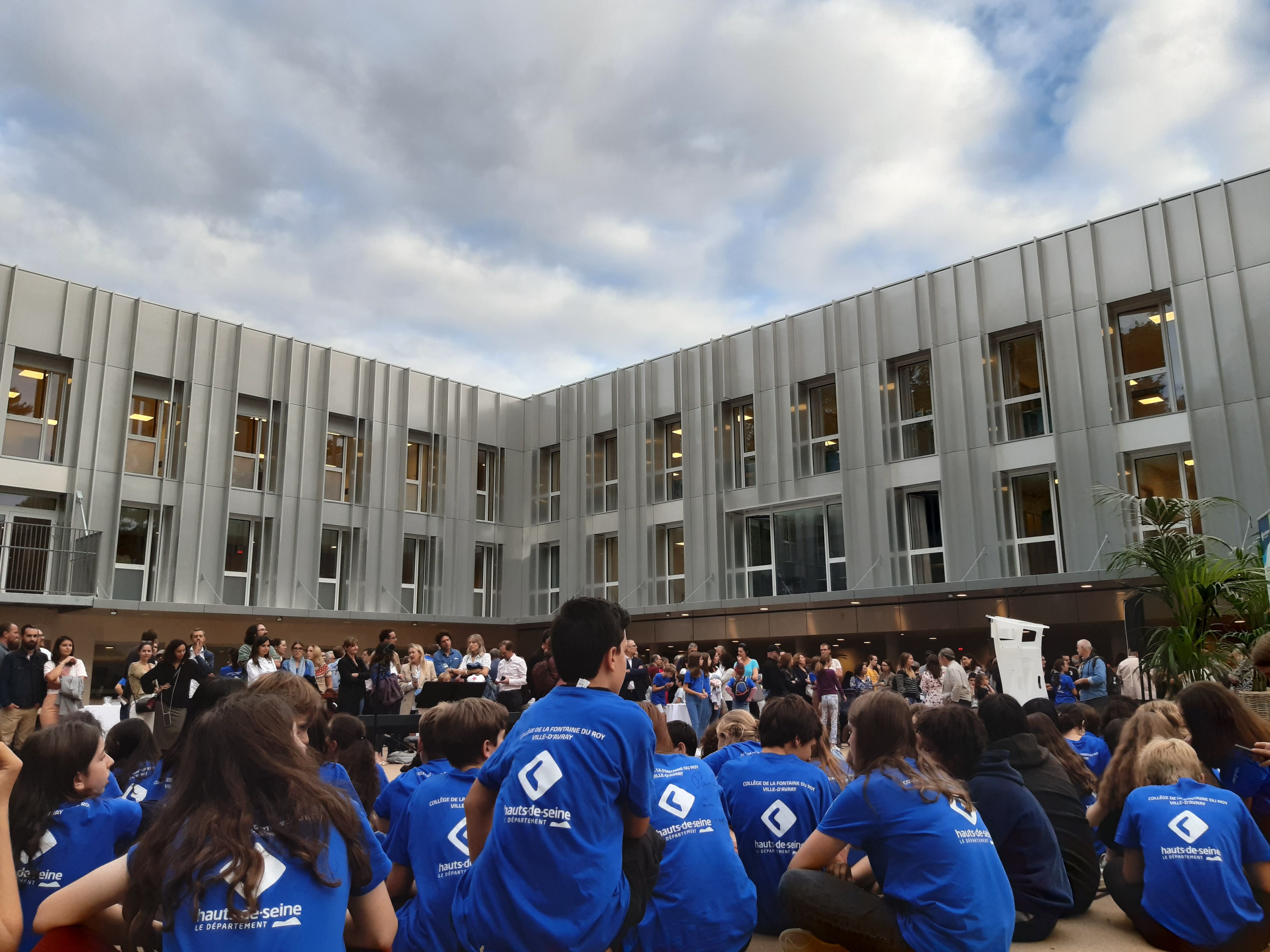 Ville-d'Avray (Hauts-de-Seine), jeudi 28 septembre 2023. Le nouveau collège La Fontaine du Roy, d'une capacité d'accueil de 600 élèves, a été inaugurée par le président du département (LR) Georges Siffredi. Les façades ont notamment été réalisées en bardage d’aluminium. LP/M.L.