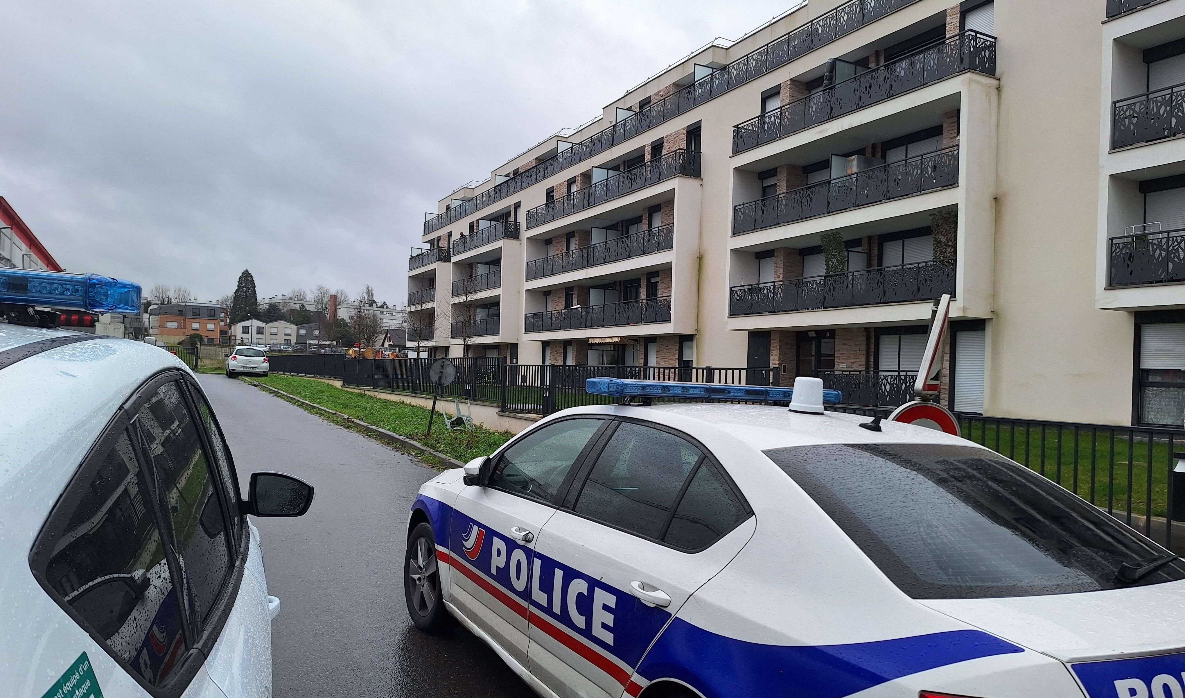 Noisy-le-Grand (Seine-Saint-Denis), ce jeudi 8 février. Des véhicules de police stationnaient toujours devant l'immeuble où a été abattu, la veille, un homme de 26 ans venu armé pour s'en prendre à son ex-compagne. LP/Rémy Videau