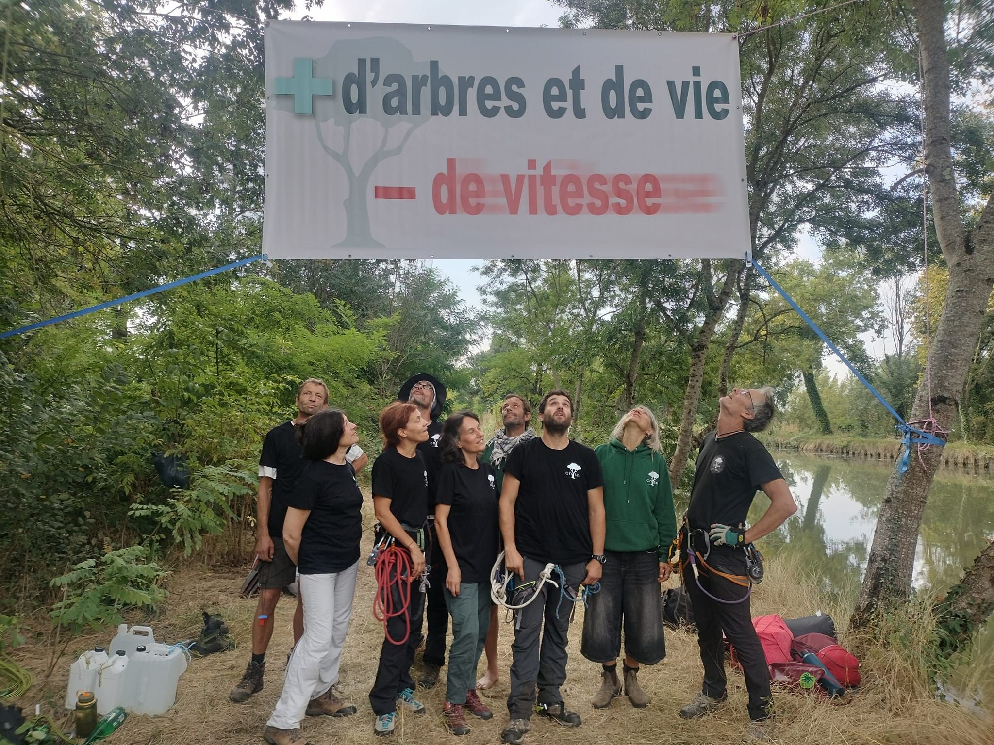 Des militants écologistes se mobilisent pour les arbres à Saint-Jory (Haute-Garonne), au nord de Toulouse, contre le chantier de la future Ligne à Grande Vitesse (LGV) reliant Bordeaux à la Ville rose. GNSA