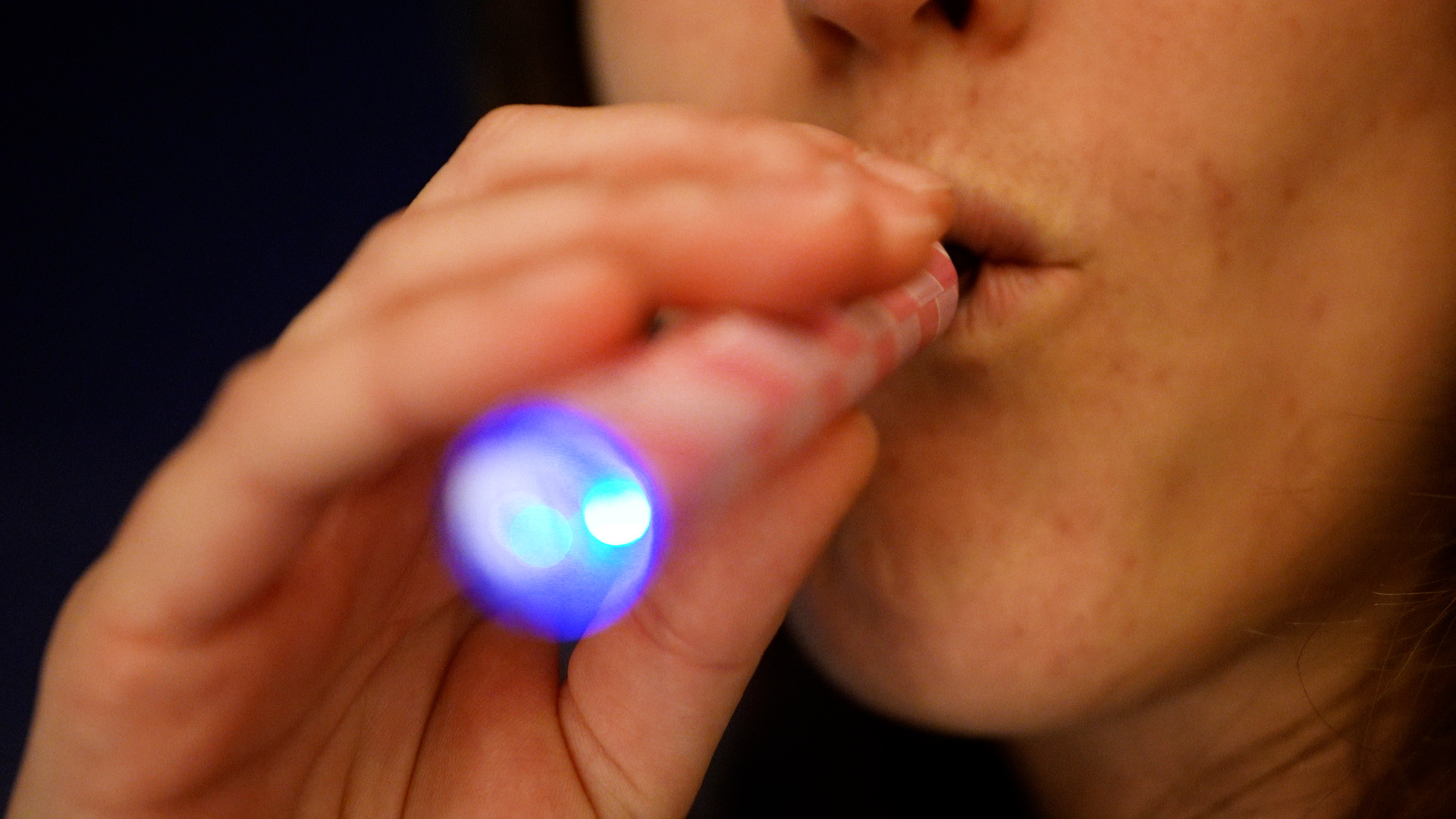 VIDÉO. La «Puff», la e-cigarette jetable goût bonbon envahit les collèges