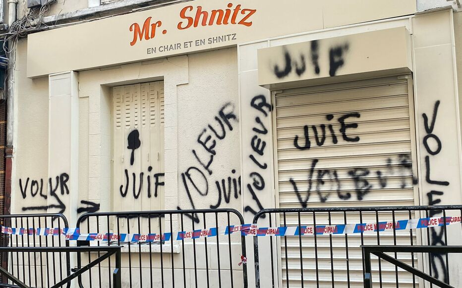 L'homme avait tagué neuf fois en lettres noires les mots « juif voleur » sur la sandwicherie casher Mr Shnitz, à Levallois-Perret. LP/D.L.