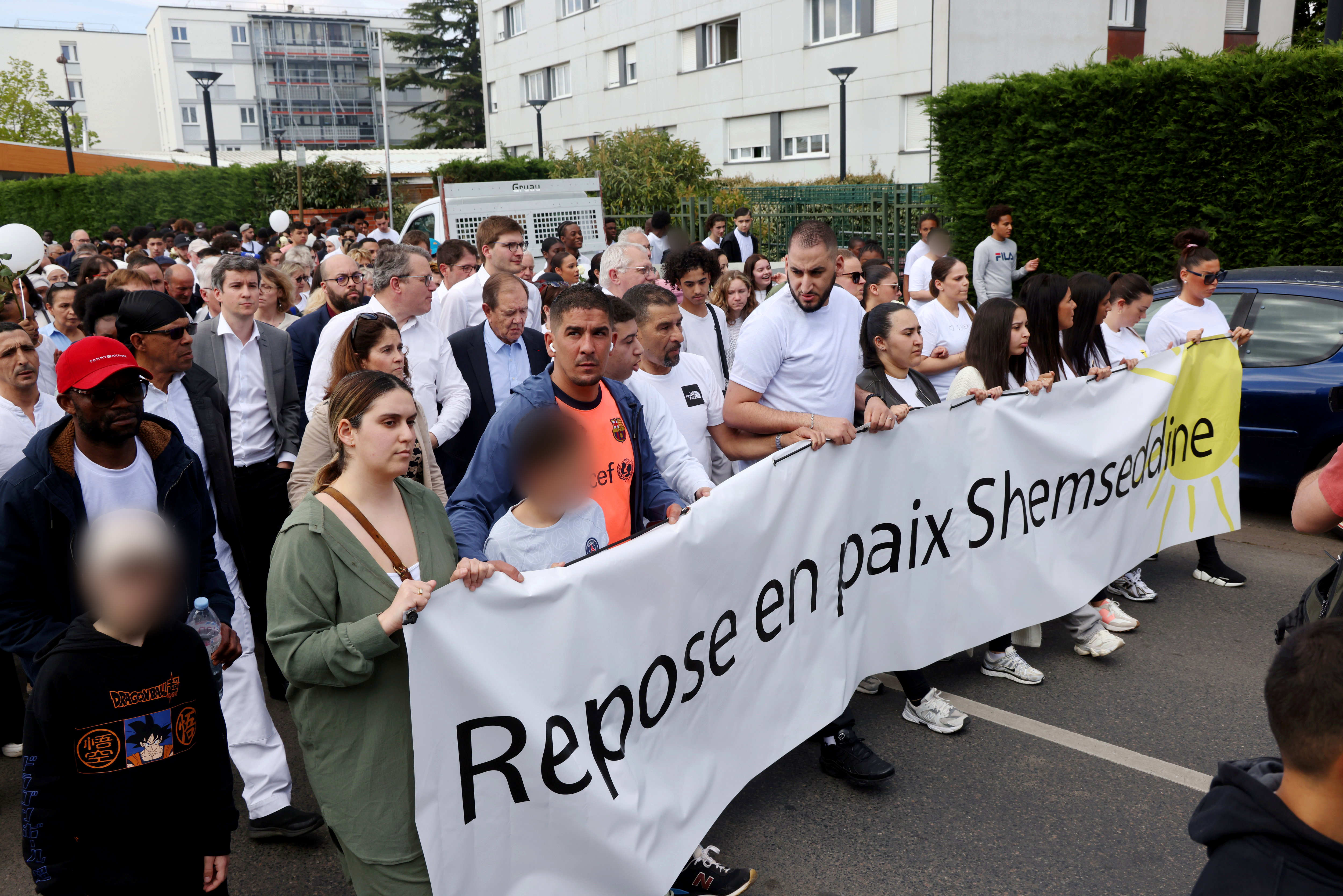 Viry-Chatillon (Essonne), vendredi 12 avril. En tête de cortège, une banderole « Repose en paix Shemseddine » était tenue par ses proches. LP/Jean-Baptiste Quentin