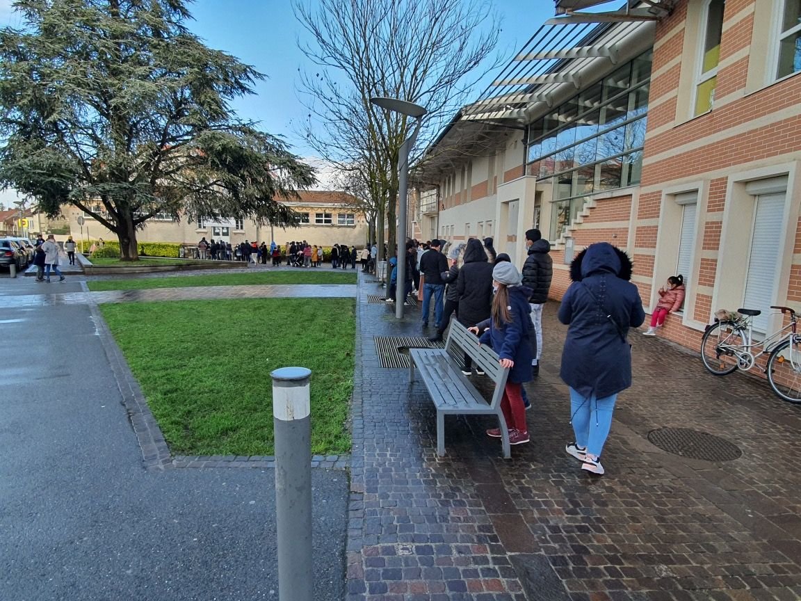 La mairie de Persan, dans le Val-d'Oise, a ouvert, depuis ce samedi, un centre de dépistage pour répondre à la demande. 103 personnes faisaient la queue ce samedi après-midi... DR.