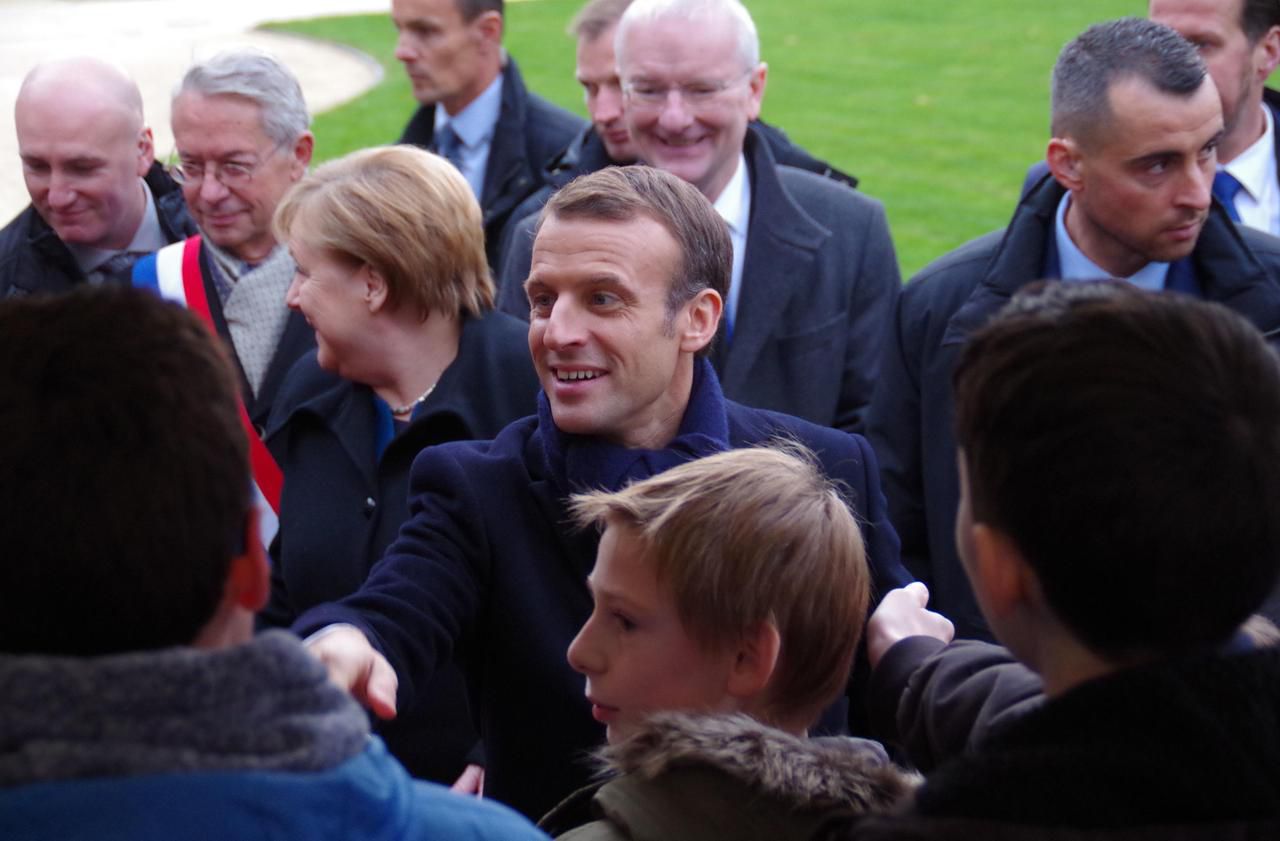 <b></b> Compiègne, samedi. Près de 300 enfants venus d’Allemagne, du Suède, de Compiègne, ont pu assister à la cérémonie et profiter d’un bain de foule du couple Macron-Merkel.