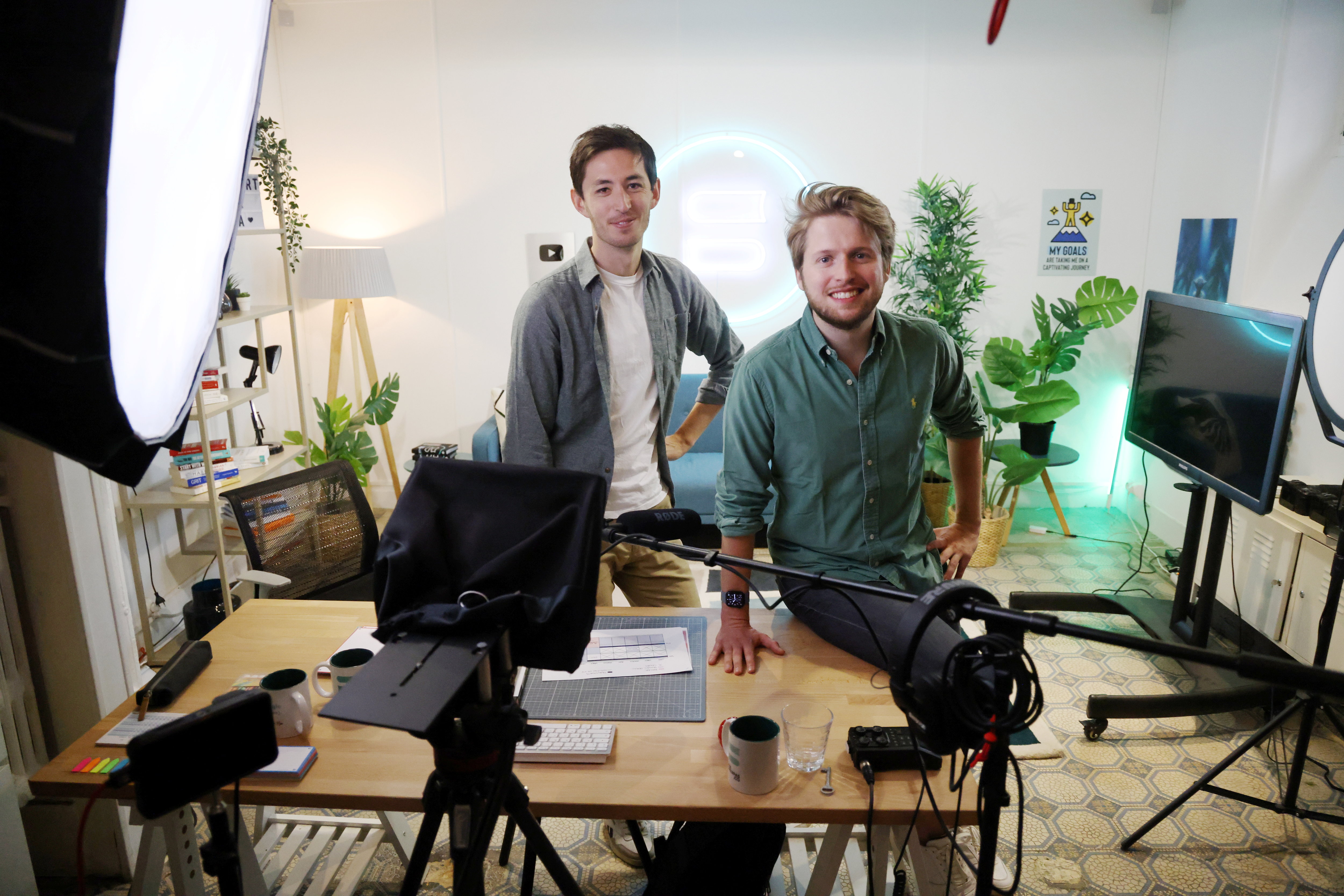 William Mièvre et Étienne Porche dans leur studio d'enregistrement de leurs contenus vidéo au siège de Sherpas à Paris. LP/Jean-Baptiste Quentin