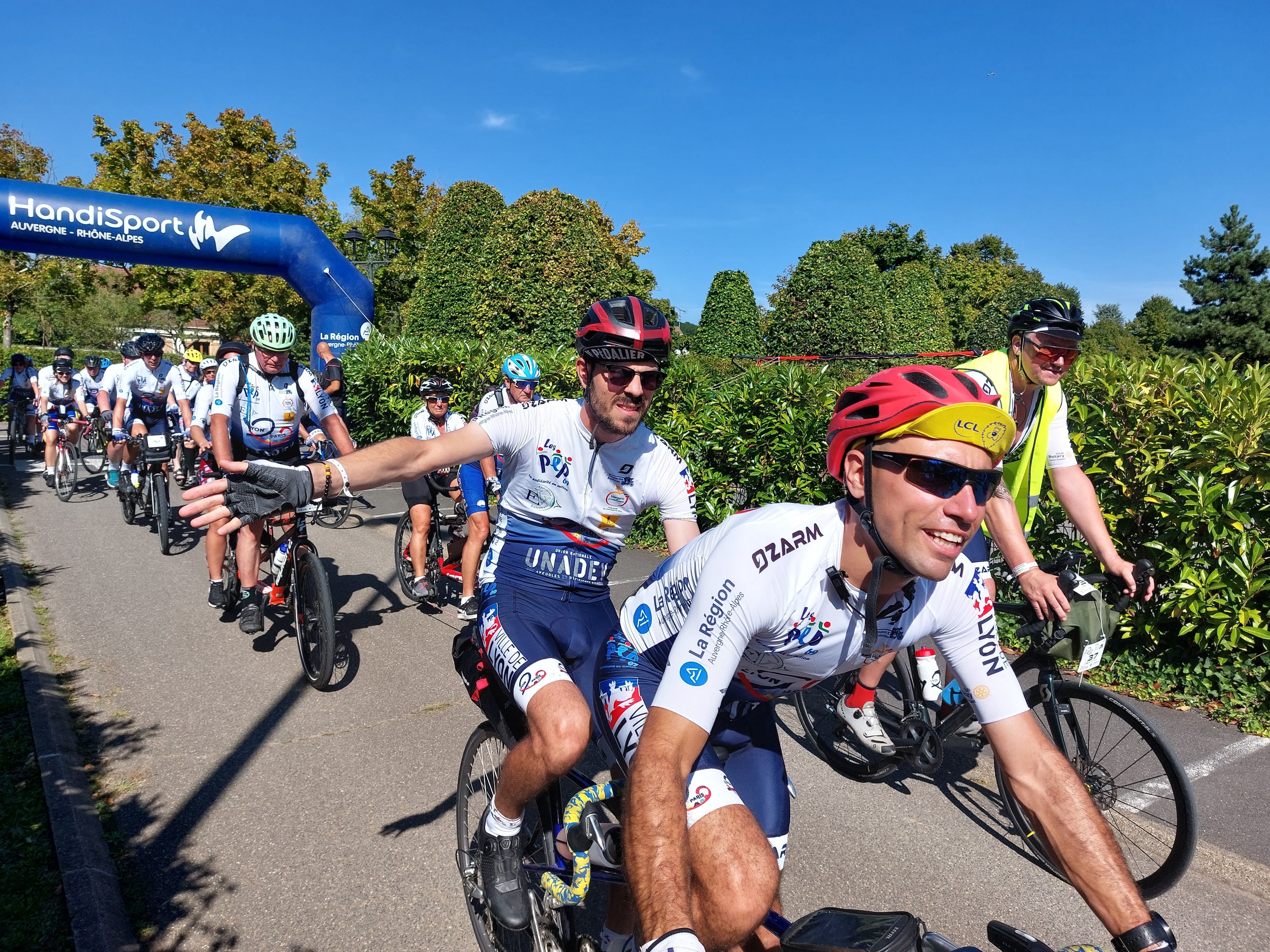 Coupvray (Seine-et-Marne), ce mardi 27 août 2024. Les 80 tandems ont traversé dix départements en cinq jours, avec près de 130 km quotidiens. LP/Thomas Segissement