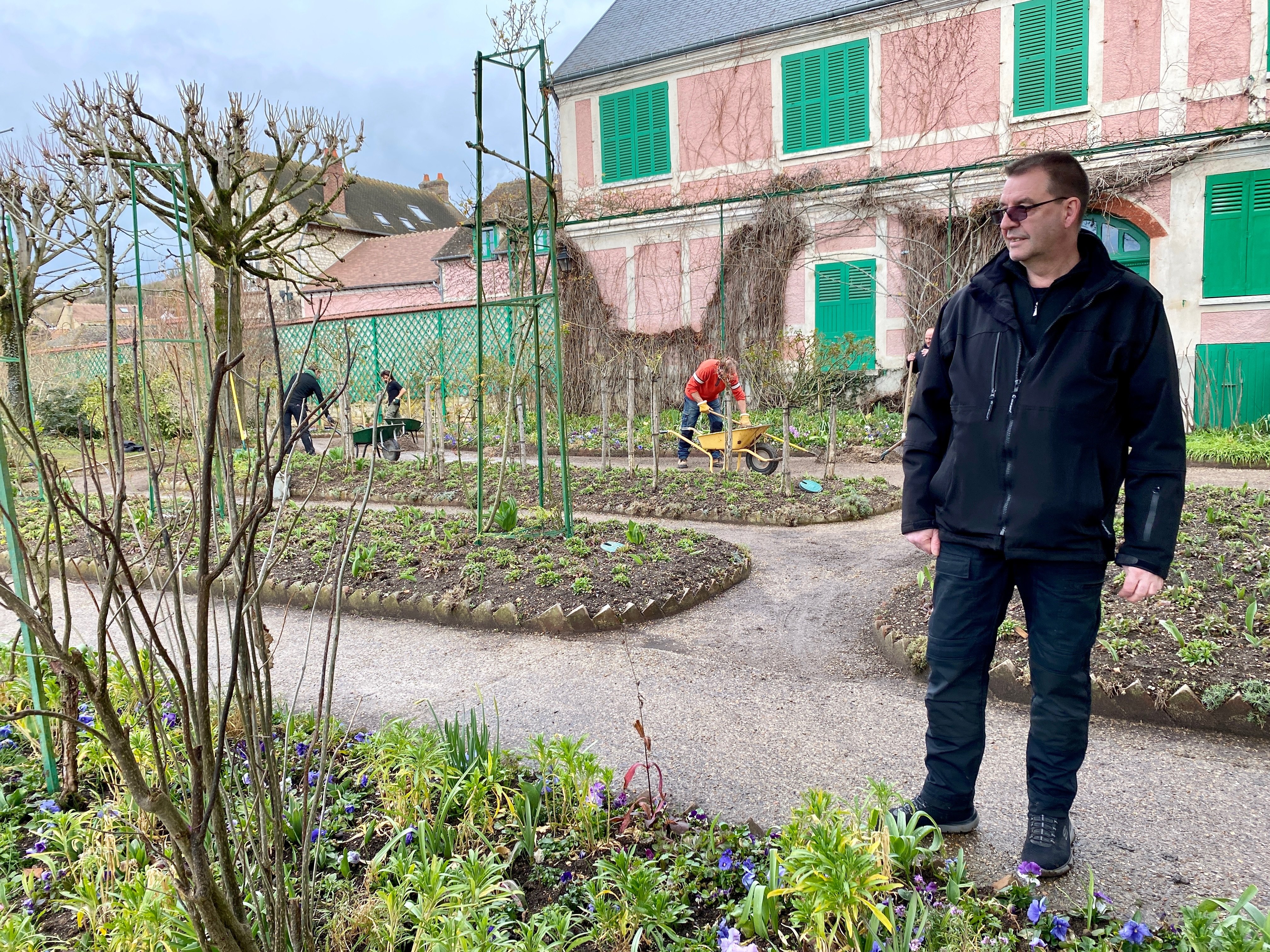 À la tête de son équipe de jardiniers, Jean-Marie Avisard veille à préserver l'esprit des jardins du maître de l'impressionnisme. LP/Laurent Derouet