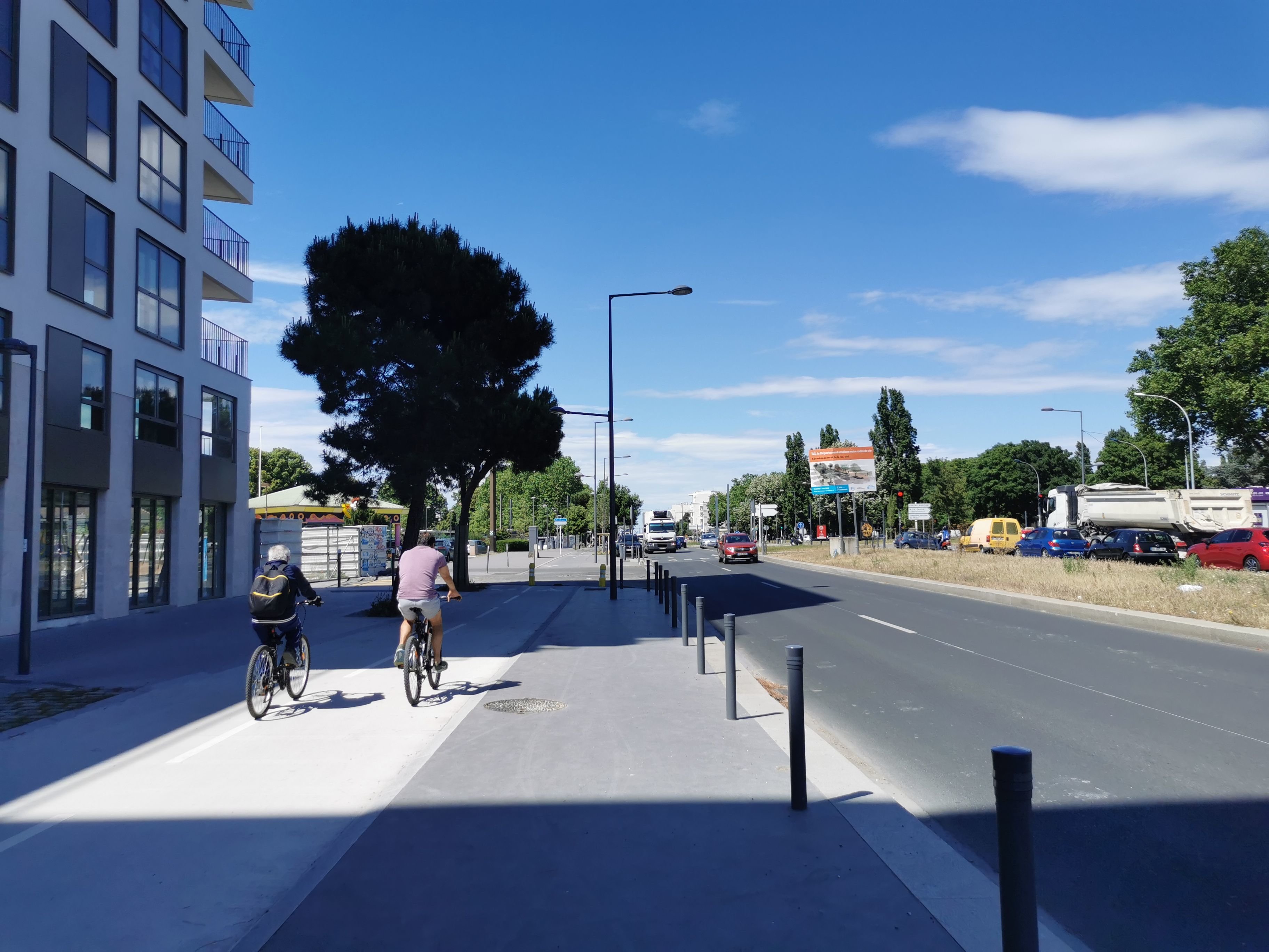 Thiais, 2 juin 2022. Deux cyclistes empruntent la piste cyclable sur cette portion de D7 qui a été réaménagée. LP/Maxine Marchand