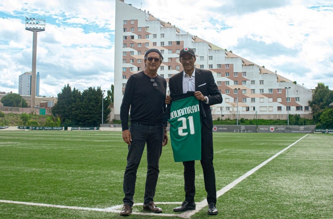 <b></b> Stade Bauer (Saint-Ouen), le 8 juillet. Le maire (PS) Karim Bouamrane pose sur la pelouse de l’enceinte audonienne aux côtés du président du club Patrice Haddad (à gauche). 