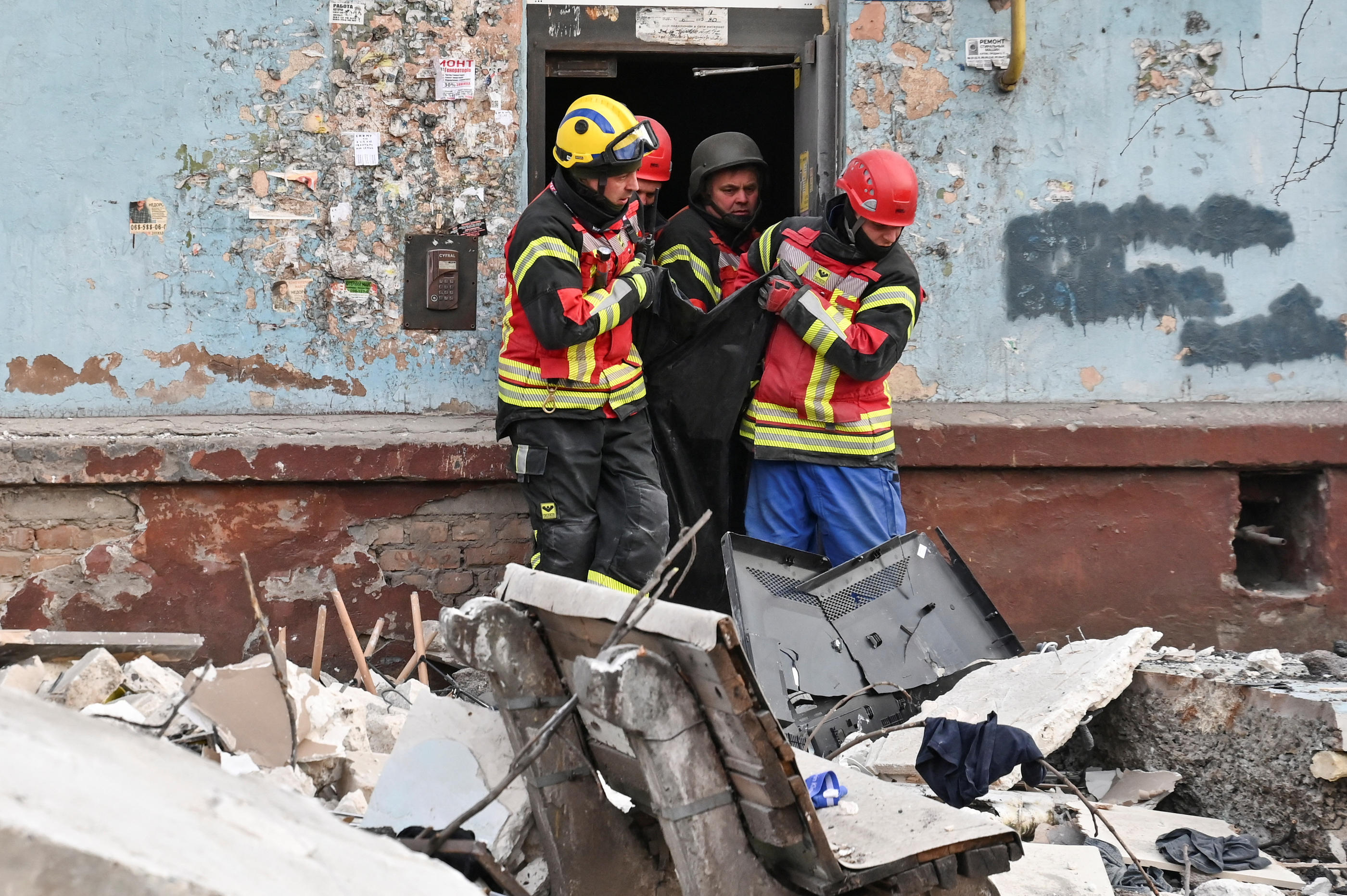  Les secouristes ont récupéré 13 corps de victimes sous les décombres de l'immeuble de Zaporijjia. REUTERS/Stringer.