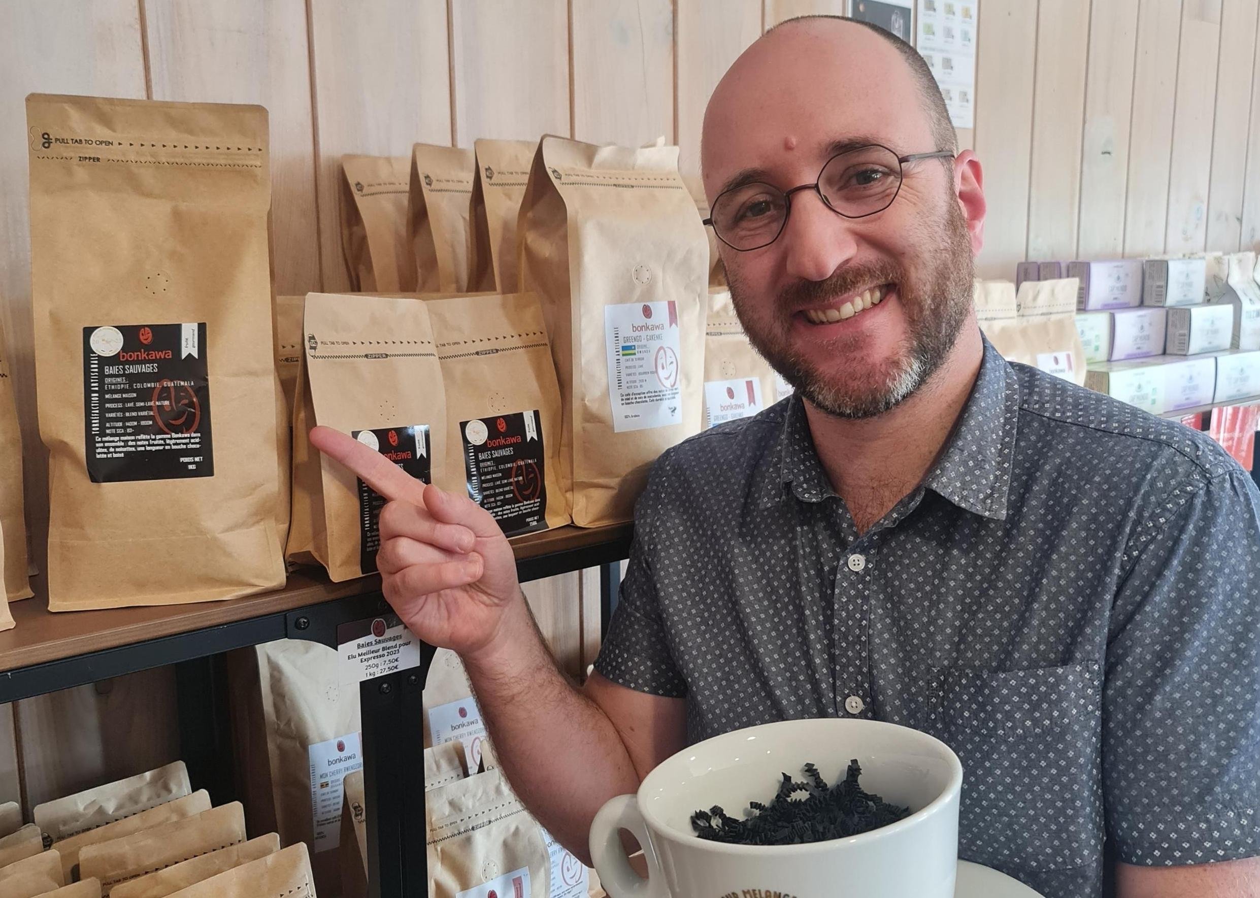 Dans sa boutique Au Bonkawa de Buchy, Benjamin Goodwin aime varier les saveurs de café qu'il sélectionne dans des exploitations réparties à travers le monde. DR