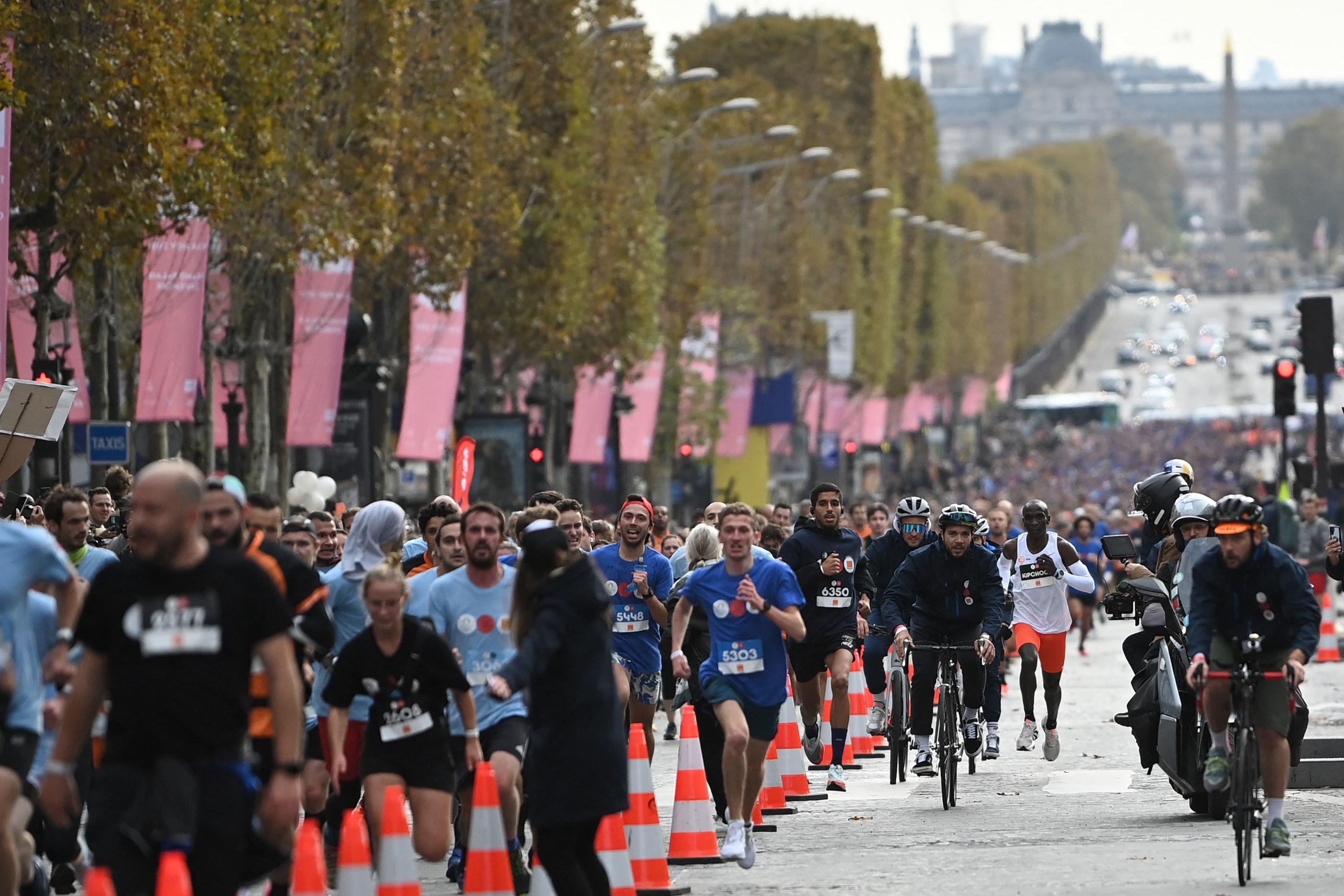 Paris, le 31 octobre 2021. Plus de 20 000 participants sont attendus pour cette épreuve grand public des Jeux olympiques 2024. AFP/Anne-Christine Poujoulat
