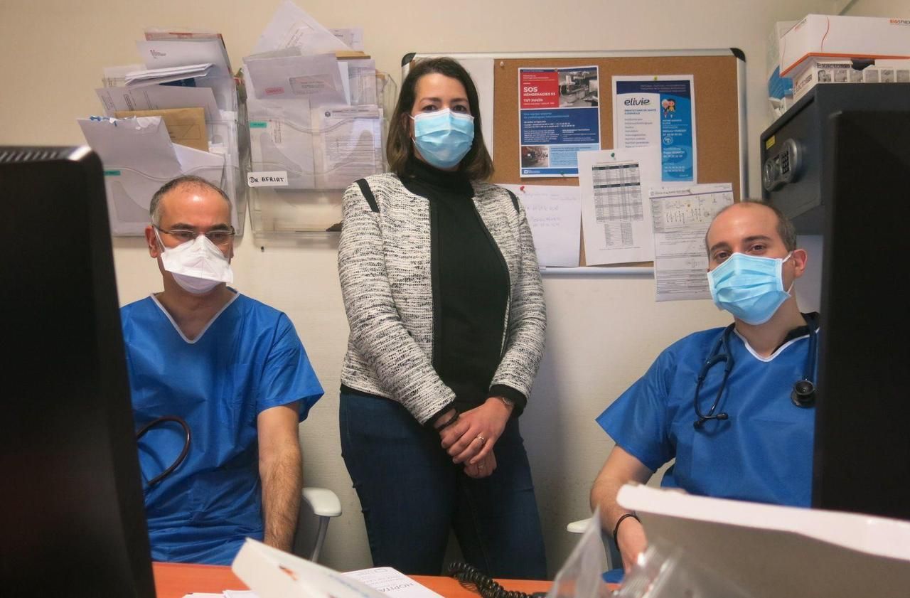<b></b> Aulnay-sous-Bois, ce lundi. « Pas mal de gens appellent aux urgences aujourd’hui [NDLR : ce lundi] pour savoir si on vaccine », confie le médecin urgentiste Dominique Marec (à gauche), ici aux côtés de son collègue Jonathan Afriat (à droite) et de Zahia Sari, la pharmacienne gérante de la clinique.