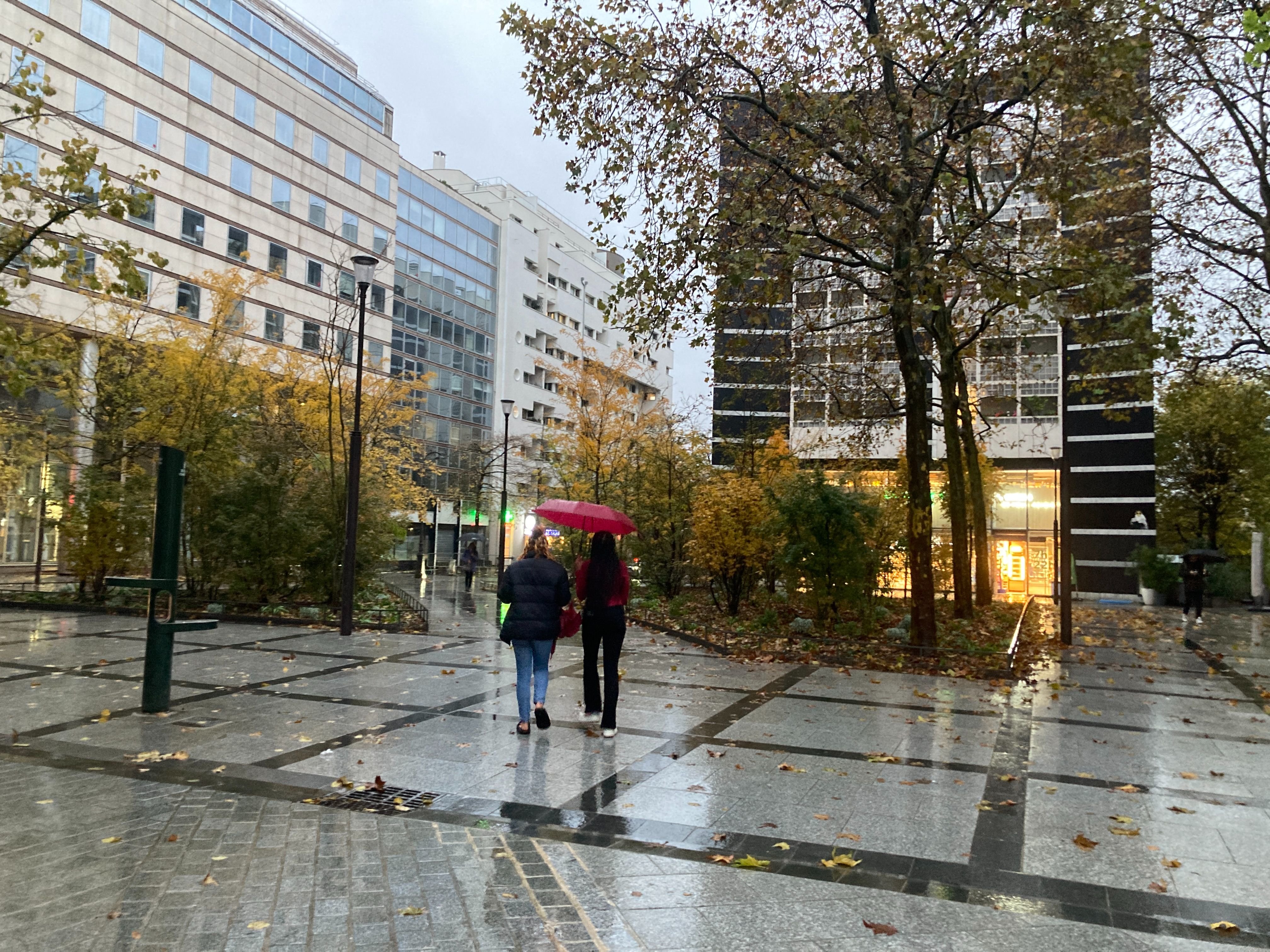 Paris XIIe, ce samedi. Place emblématique du projet Embellir votre quartier, la place Sarah Monod est devenue piétonne et 82 arbres ont été plantés.