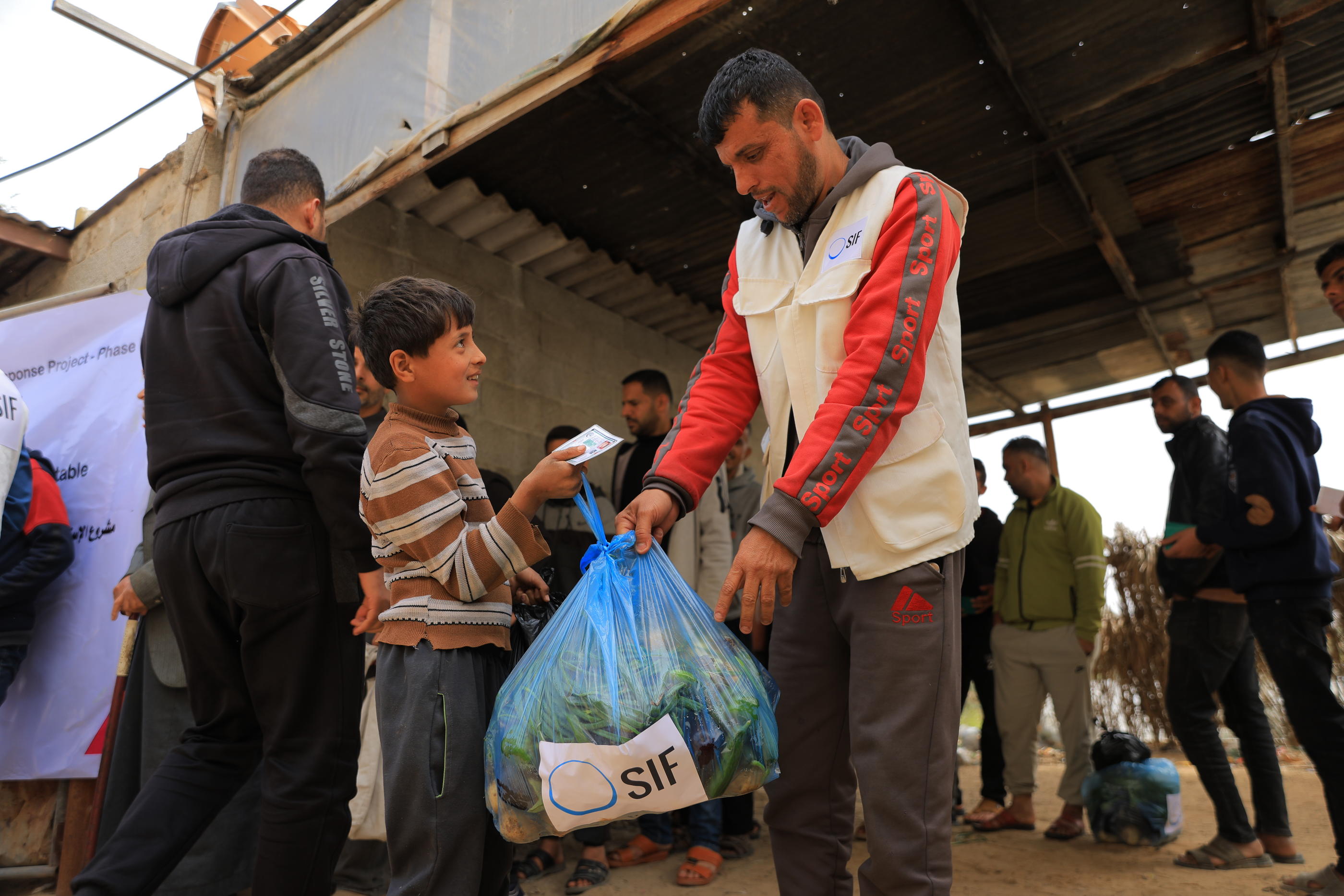 Les salariés du Secours islamique de France (SIF) distribuent des denrées alimentaires à des Palestiniens réfugiés dans la zone de Rafah, le samedi 16 mars. Photo SIF