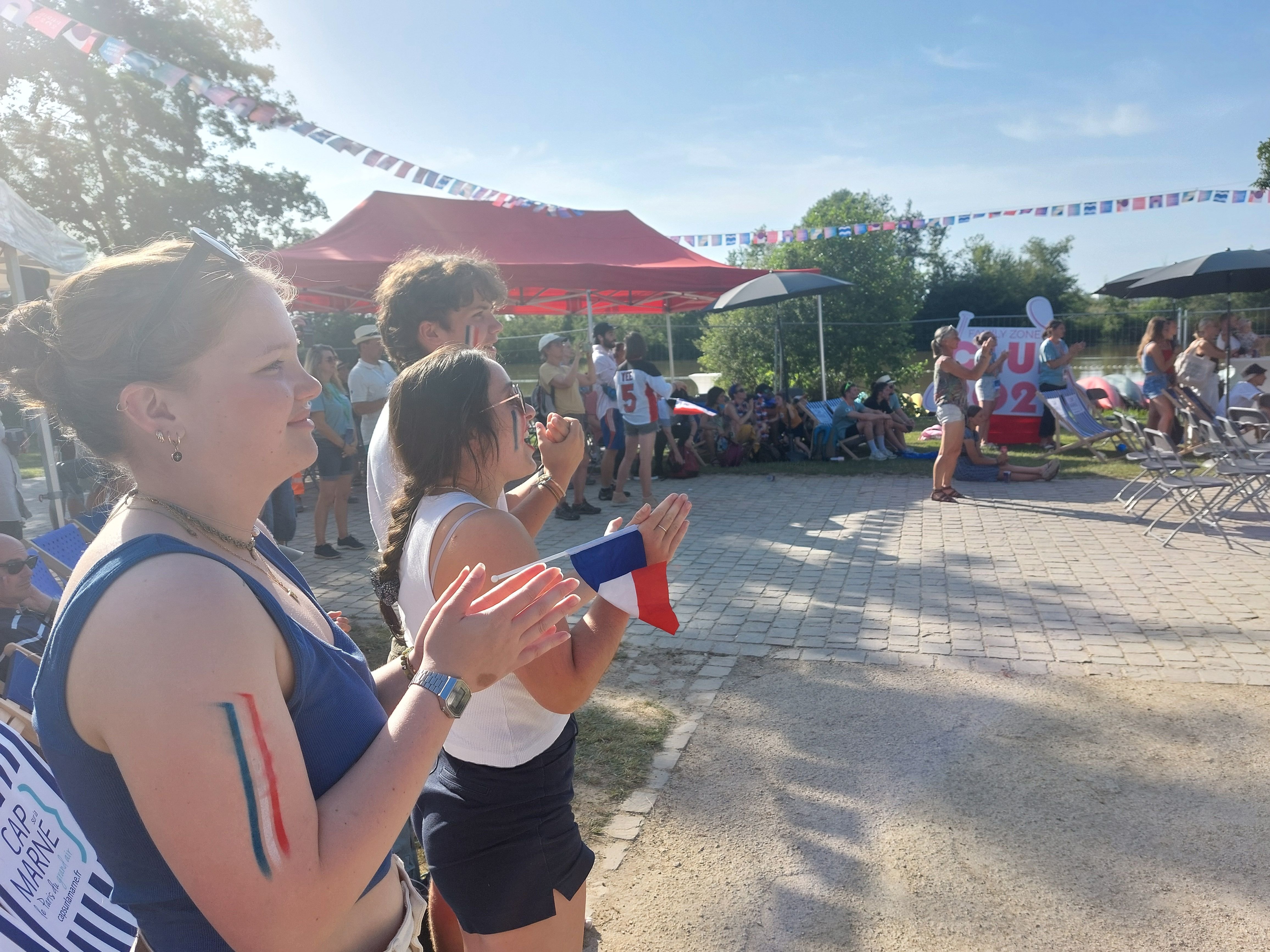 Torcy, ce lundi. À la Family zone, un site de célébrations situé juste derrière le stade nautique olympique de Vaires-sur-Marne, la médaille d'or décrochée par Nicolas Gestin en canoë slalom a été très applaudie. LP/Sophie Bordier