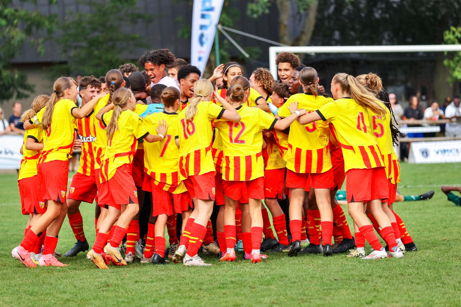 Les filles et les garçons du RC Lens fêtent ensemble leur victoire à la Vinci Cup. (Paris FC)