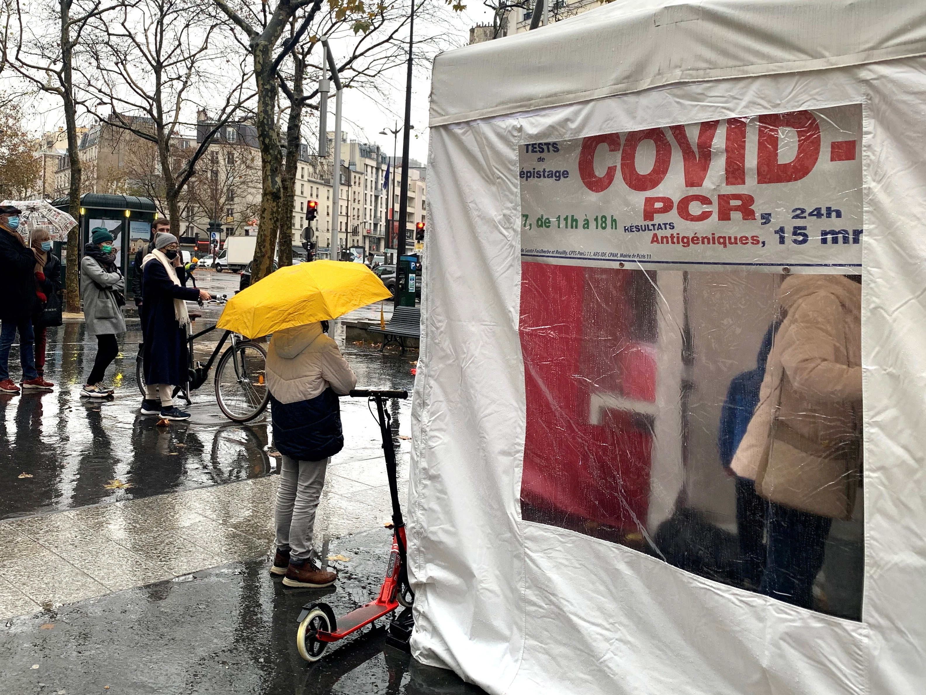 Des personnes attendent pour se faire dépister, rue du Faubourg Saint Antoine à Paris. (Illustration).  LP/Delphine Goldsztejn.