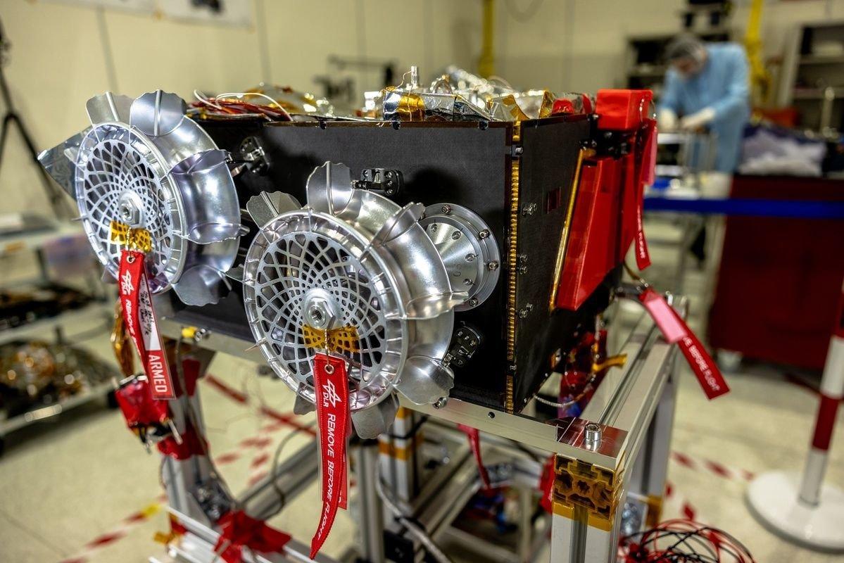 Assemblé au Cnes à Toulouse (Haute-Garonne), le rover MMX d’environ 25 kg et de la taille d’un micro-ondes sera largué à 35 m d'altitude de la surface de Phobos. Cnes/Thierry De Prada
