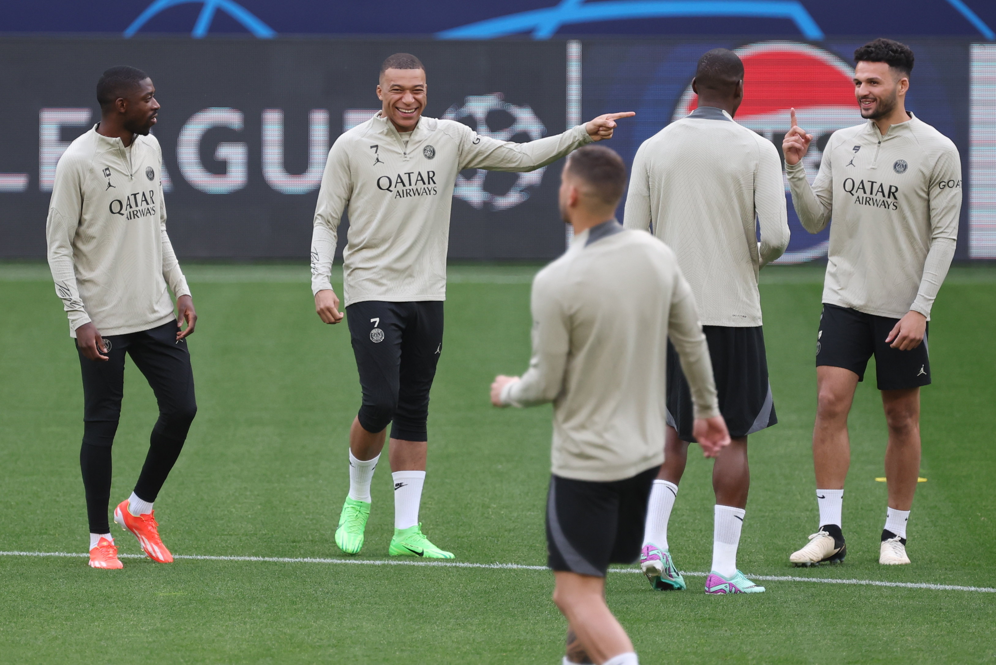 Kylian Mbappé était tout sourire ce mardi lors du dernier entraînement du PSG. PHOTO LE PARISIEN / ARNAUD JOURNOIS