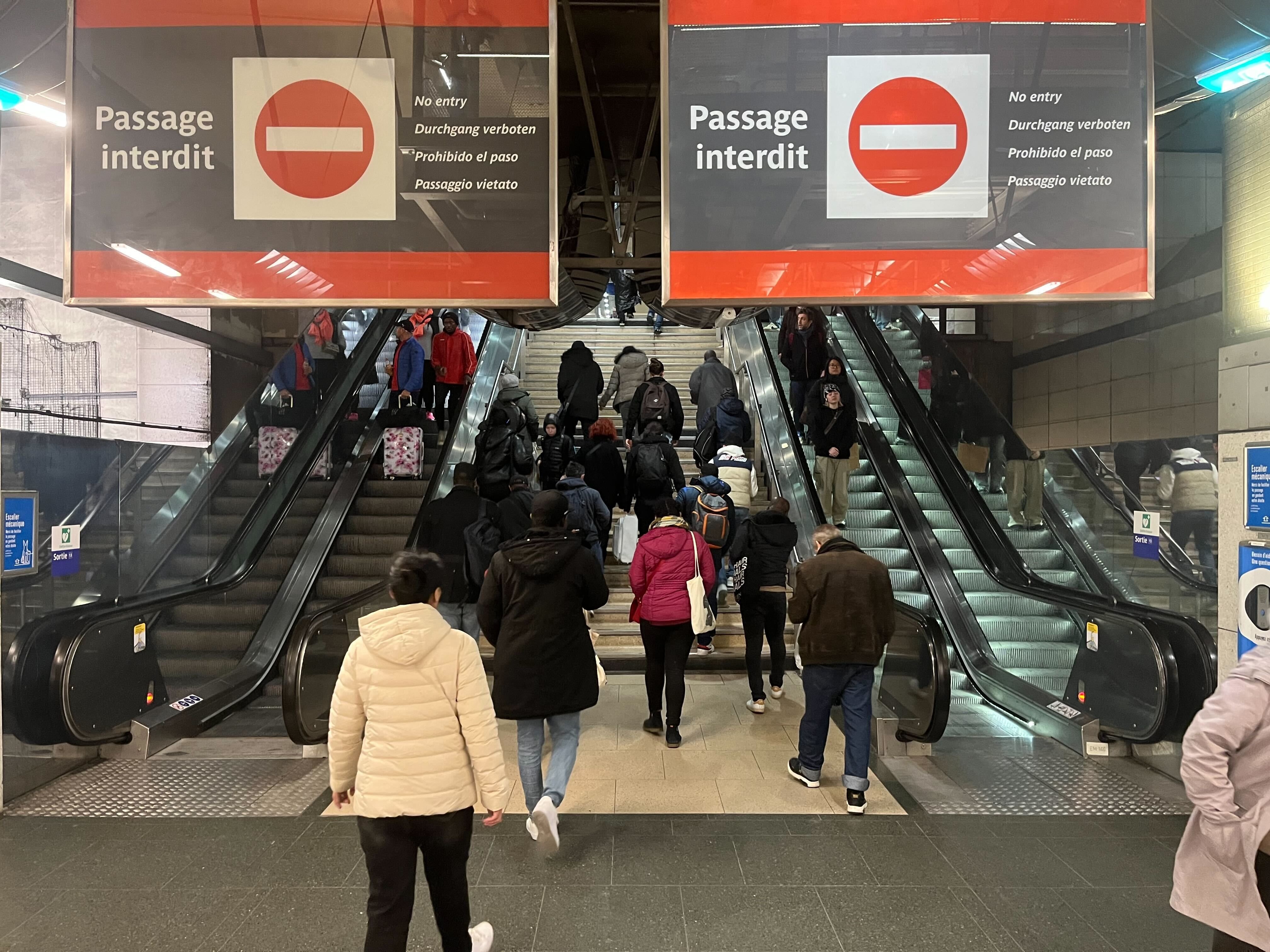 Paris (XIIe), ce vendredi. Les nouveaux panneaux interdisant de monter les escaliers aux extrémités de la ligne 14 du métro à gare de Lyon ne semblent que peu respectés. LP/Elie Julien