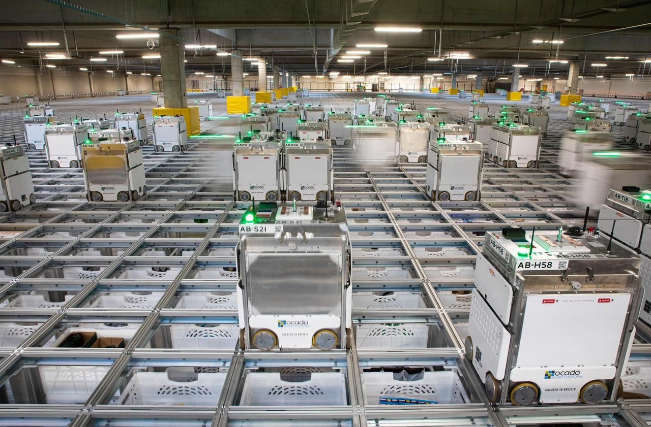 <b></b> C’est dans cet entrepôt de logistique, situé à Fleury-Mérogis (Essonne), que des robots gèrent les commandes pour la livraison à domicile des magasins Monoprix.