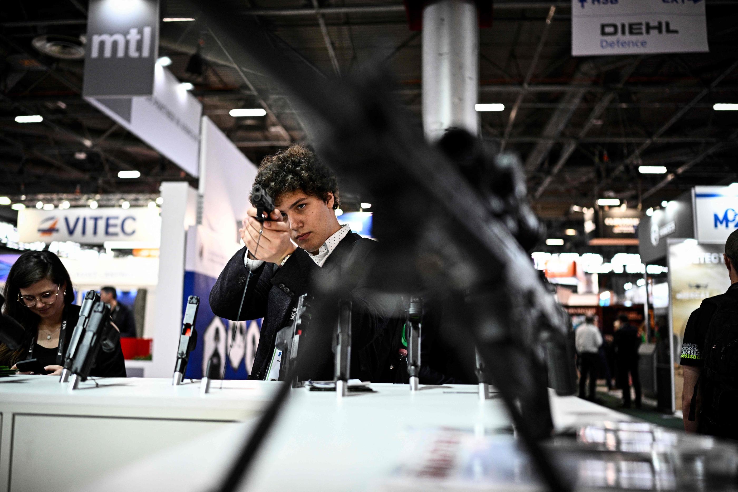 17 juin 2024. Eurosatory, la grand-messe de l’armement, est ouverte jusqu'au 21 juin avec, finalement, des représentants israéliens. AFP/Julien de Rosa