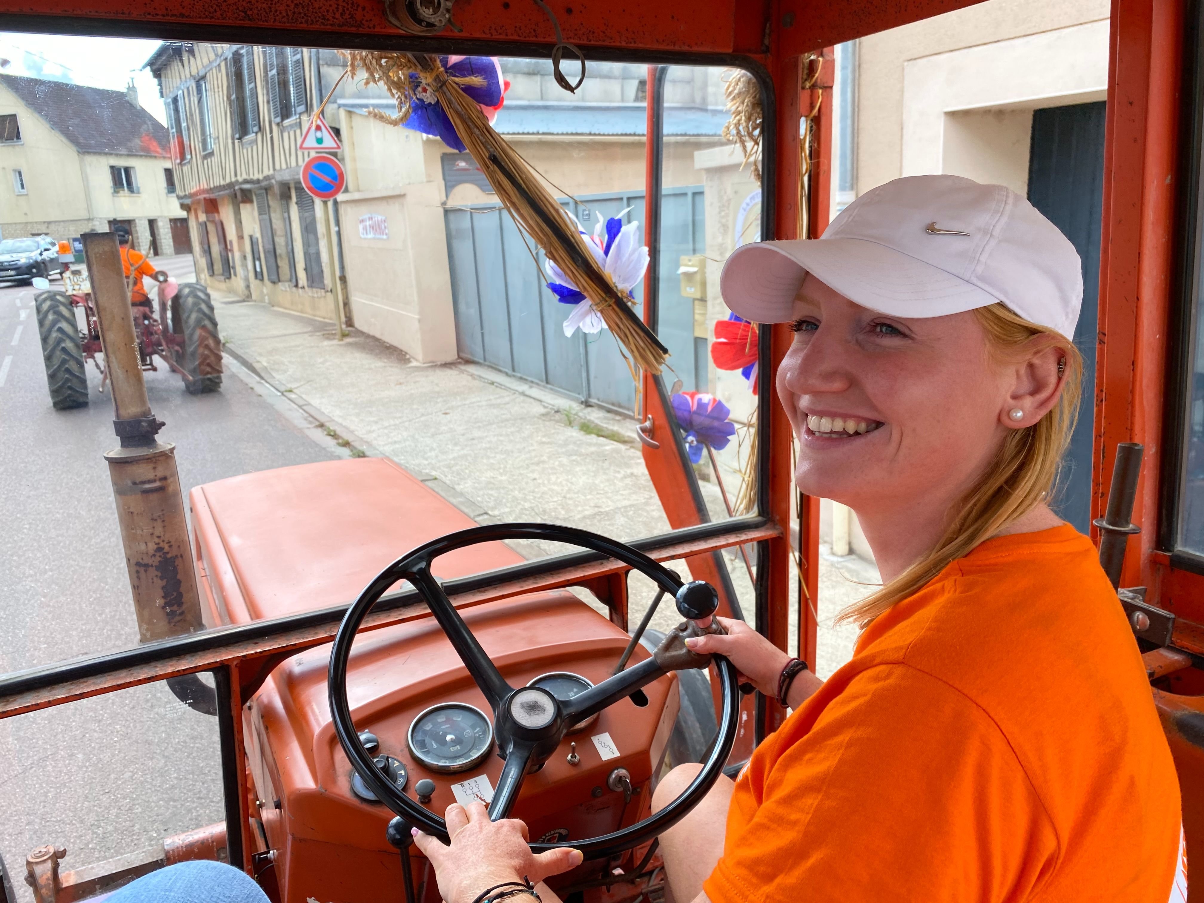 Blandine Rogé, 27 ans est au volant du tracteur des Jeunes agriculteurs de Seine-et-Marne. C'est la première fois que l'association fait partie du défilé de la fête des Moissons. LP/C.L.