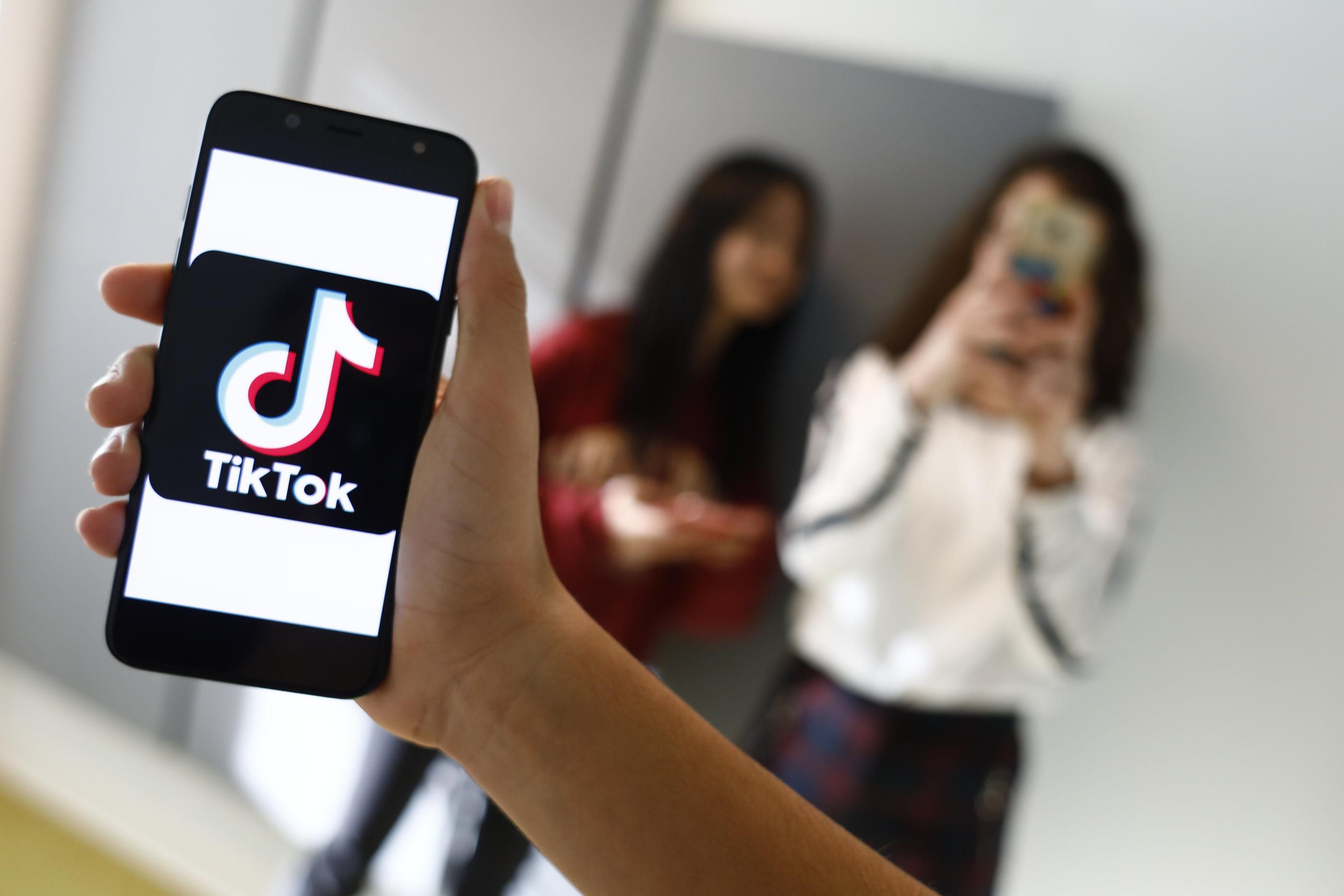 Les réseaux sociaux comme TikTok ou Snapchat seront tenus de vérifier l’âge de leurs utilisateurs et l’accord des parents pour l’inscription des enfants, avec des sanctions à la clé en cas de manquements. (illustration) LP / Olivier Corsan


TikTok, aussi appelé Douyin est une application mobile de partage de vidéo et de réseautage social lancée en septembre 2016. Elle est développée par l'entreprise chinoise ByteDance