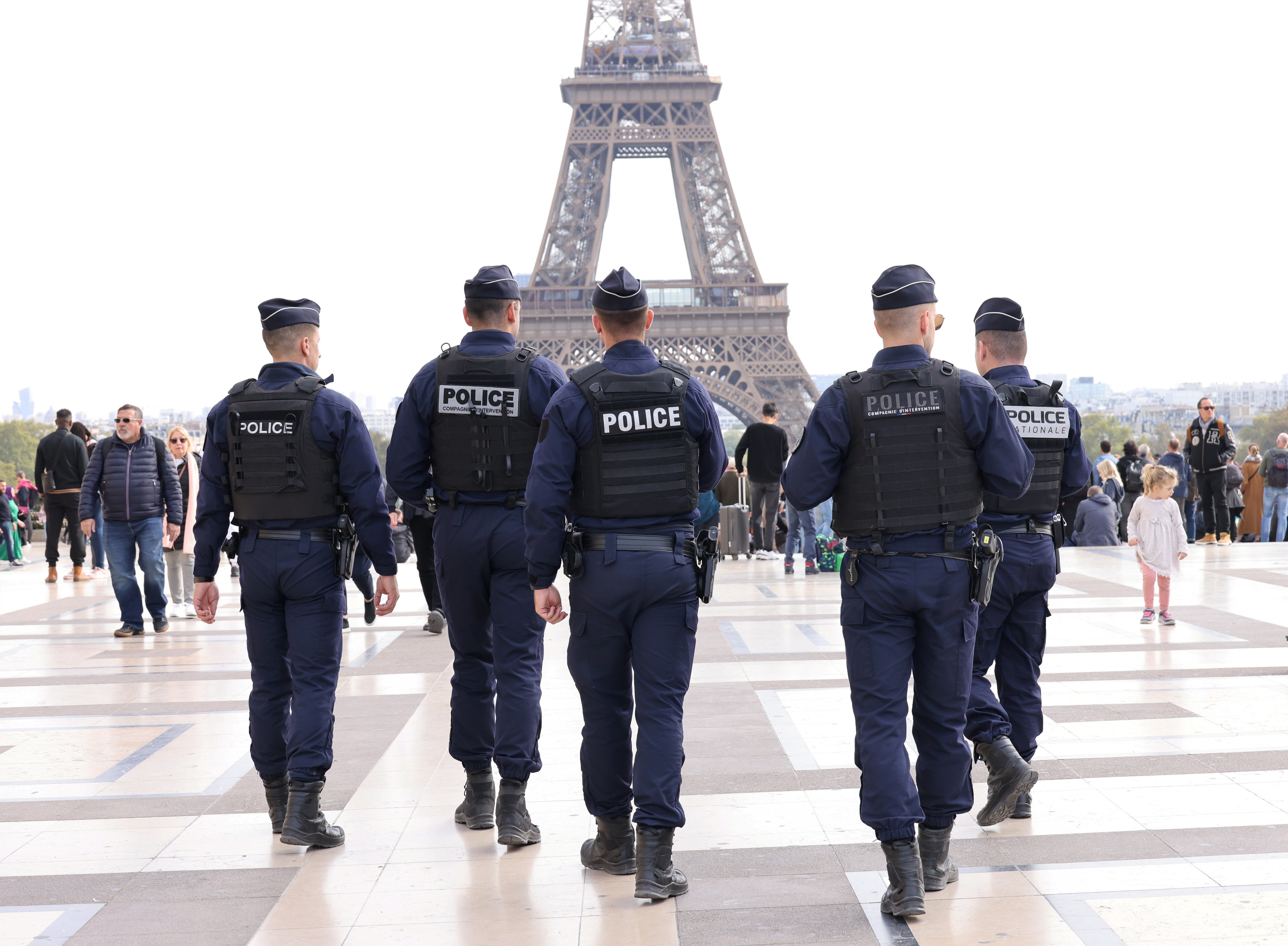 Paris (XVIe). Les jeunes voleurs, originaires du Maghreb, s'attaquaient aux touristes sur ce parvis très fréquenté, face à la tour Eiffel. LP/Delphine Goldsztejn