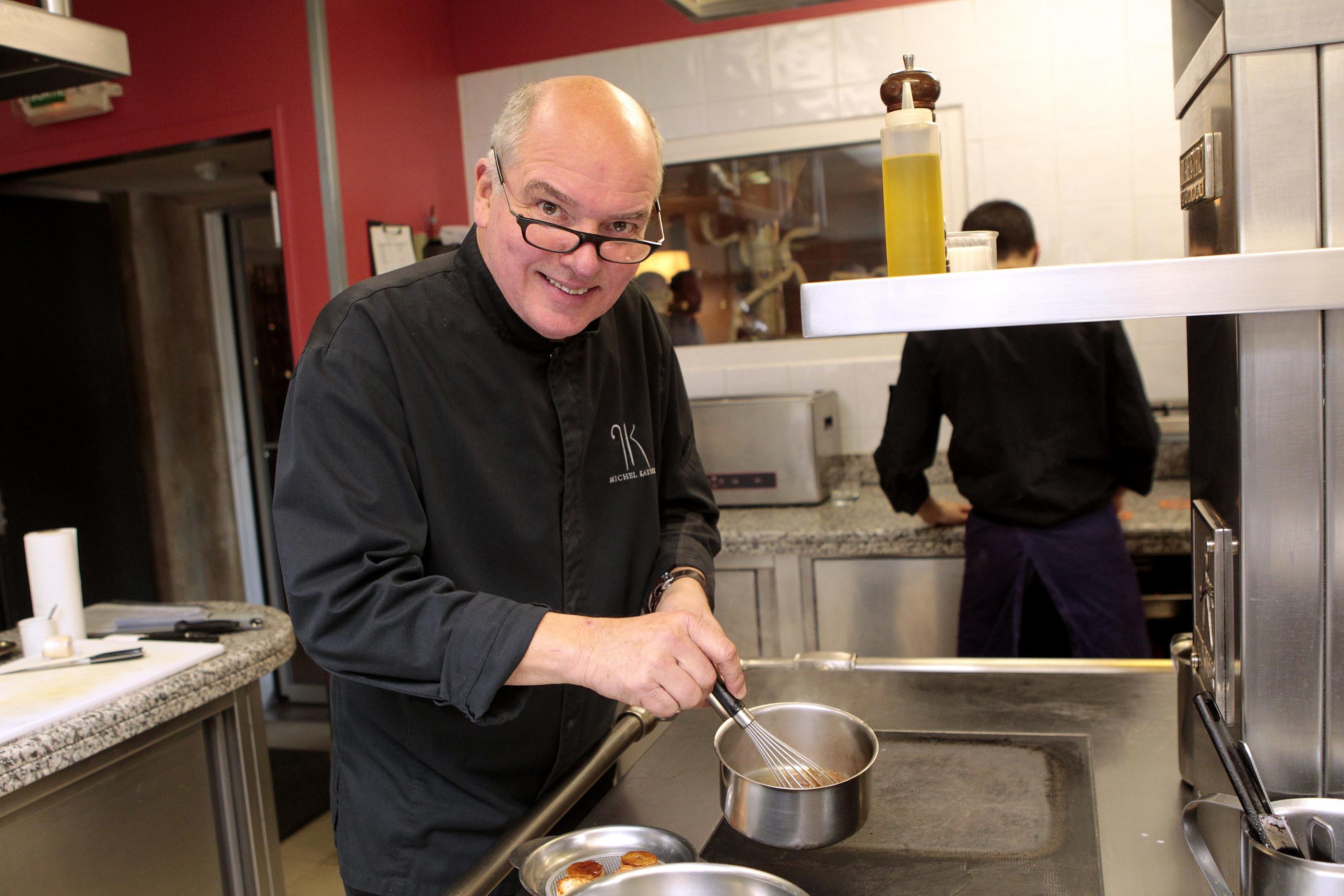 Le chef étoilé Michel Kayser dans les cuisines du restaurant Alexandre, ici en 2018. Guillaume Bonnefont