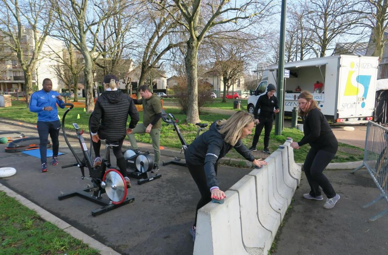 <b></b> Saint-Maur-des-Fossés, samedi 4 janvier. Le Shizen Sport Truck déploie un mini-gymnase à ciel ouvert avec des champions sportifs en guise de coachs, comme ici quai de la Pie chaque samedi matin.