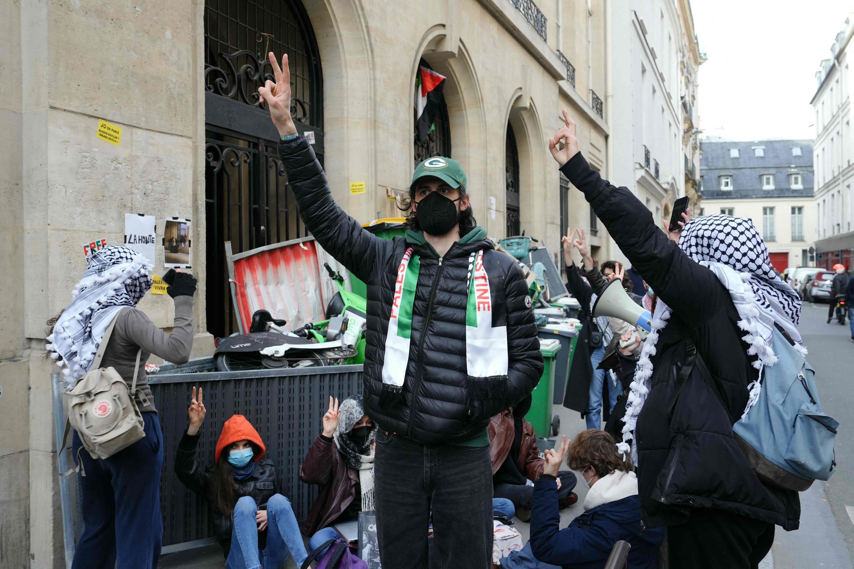 Paris, VIIe arrondissement. Des étudiants bloquaient ce vendredi matin les portes de l'établissement de Sciences-Po Paris pour réclamer l’arrêt de « la répression des voix propalestiniennes sur le campus ». Dimitar DILKOFF / AFP