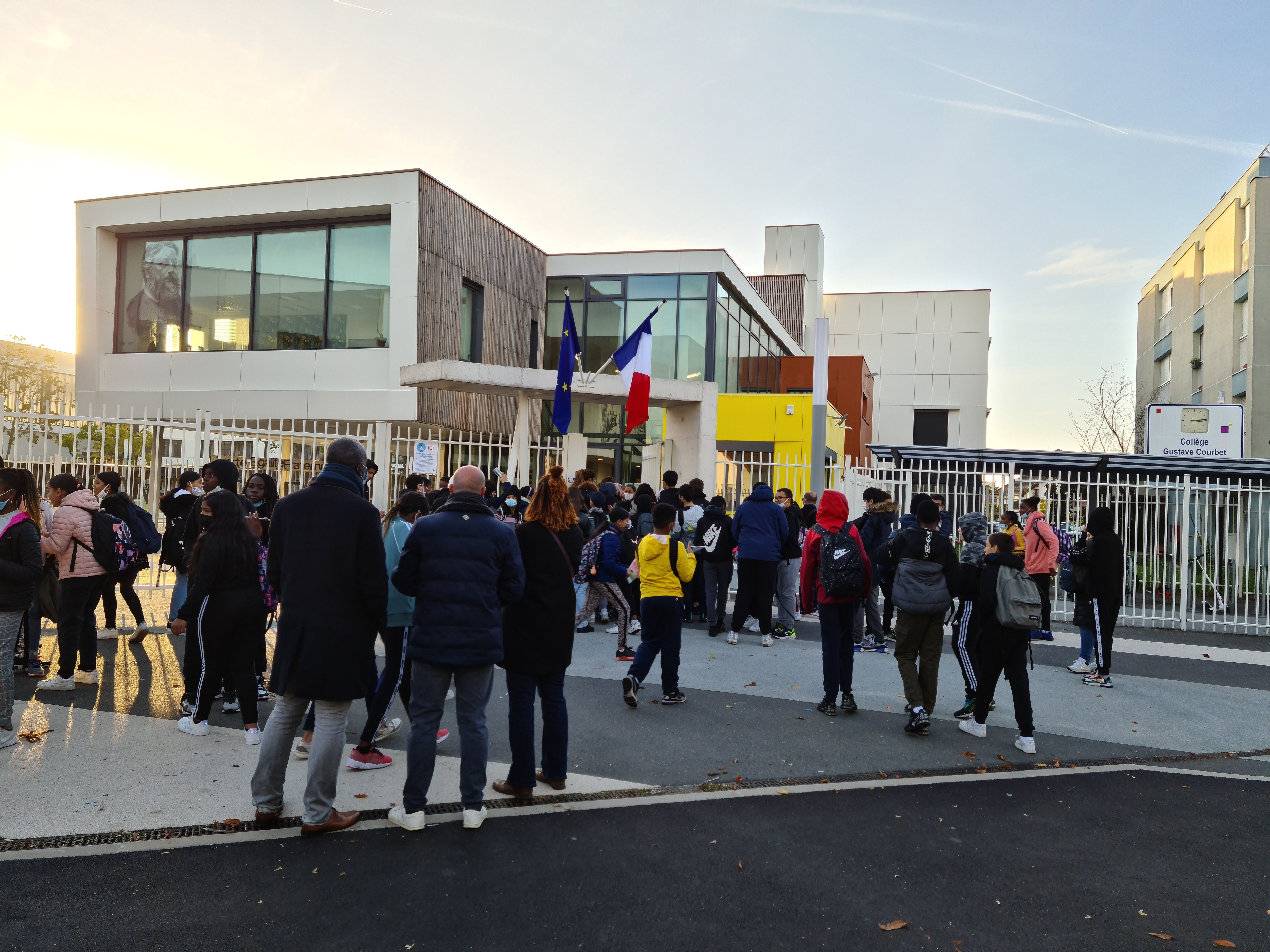 Pierrefitte-sur-Seine, ce jeudi. Quelques élus et parents d'élèves se sont mobilisés dès l'ouverture de l'établissement pour alerter sur certains dysfonctionnements au sein du collège Gustave-Courbet. LP/C.B.