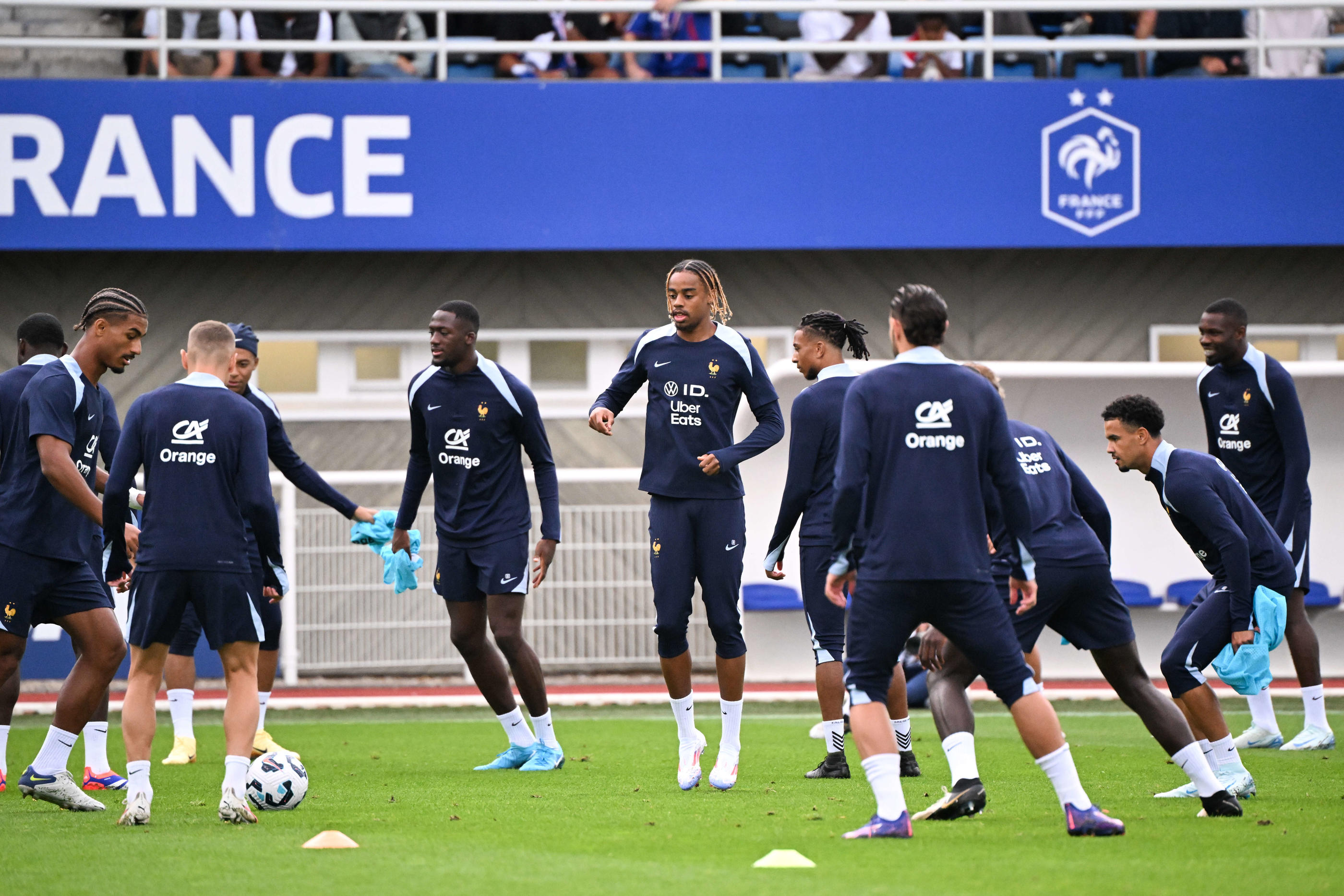 Avec un Bradley Barcola en pleine forme et réaliste avec le PSG, les Bleus espèrent redynamiser leur attaque après un Euro raté offensivement. FEP/Icon Sport/Anthony Bibard