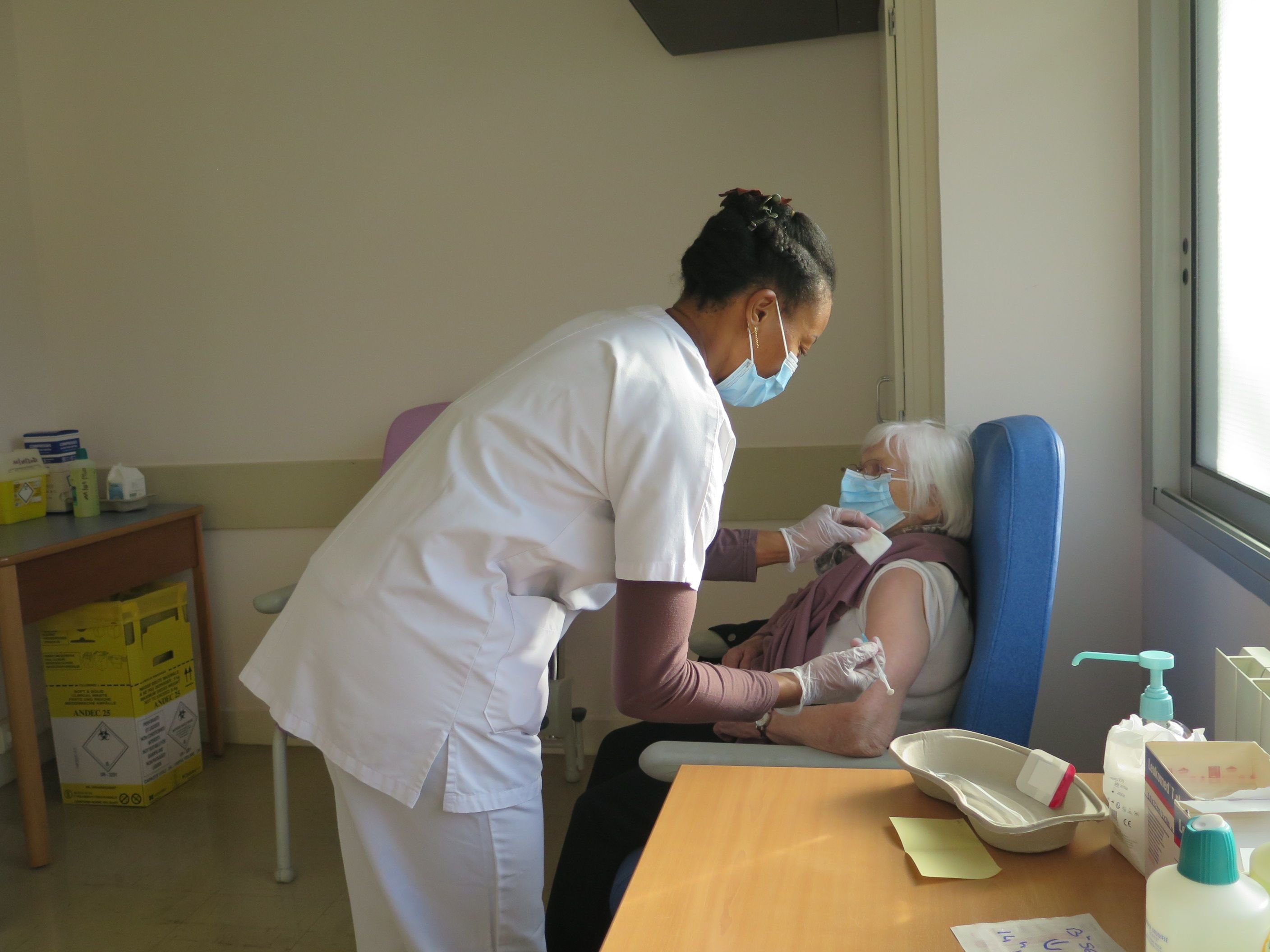 Un centre de vaccination accueille soignants et personnes âgées au sein de l'hôpital de Beaumont-sur-Oise.