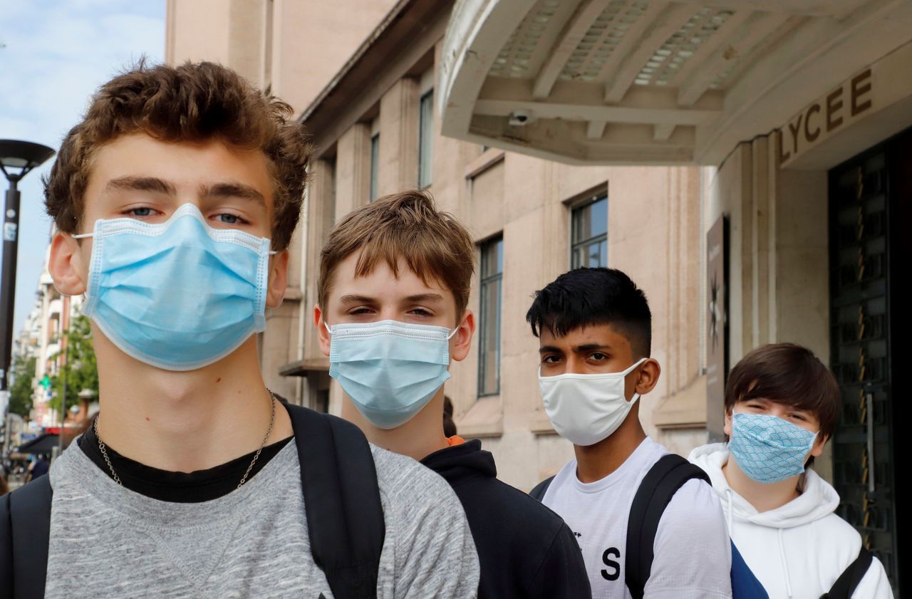 Covid-19 Coronavirus Pandémique Jeune Homme Portant Des Vêtements D'hiver  Dans La Rue De La Ville Portant Un Masque Facial
