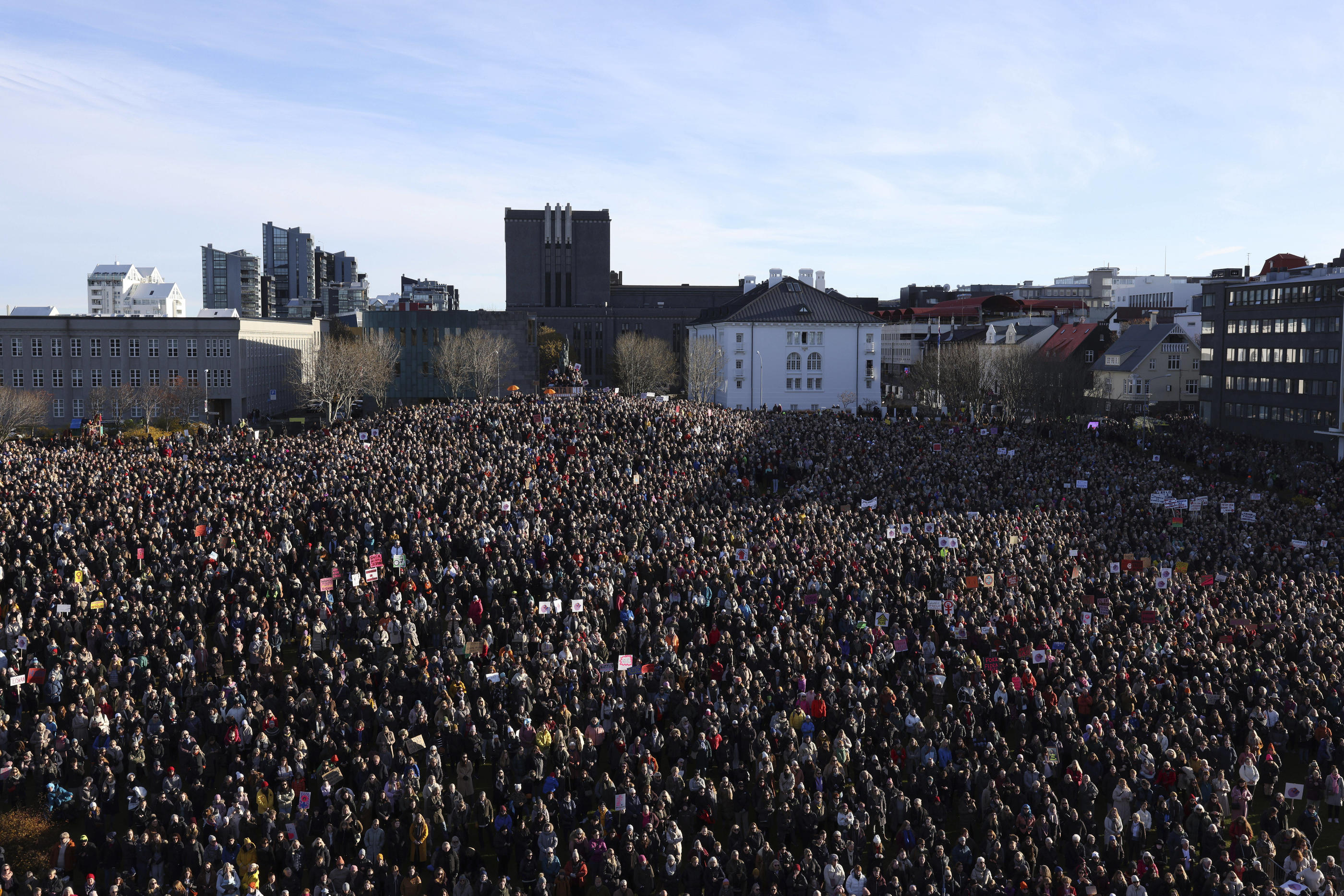 Un immense rassemblement a notamment eu lieu à 14 heures en plein cœur de Reykjavik. AP Photo/Arni Torfason