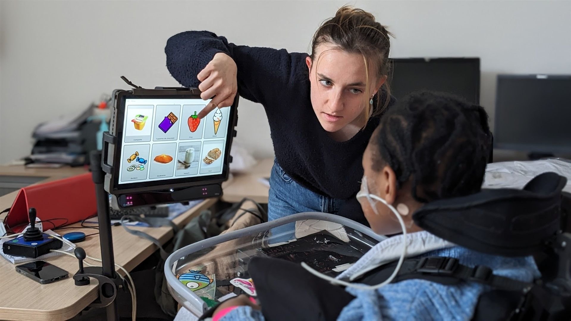 La caméra oculaire, associée à une tablette, permet de communiquer grâce à plusieurs logiciels adaptés, ou d'utiliser normalement un moteur de recherche. Un ergothérapeute vient la configurer à domicile pour chaque patient. JIB