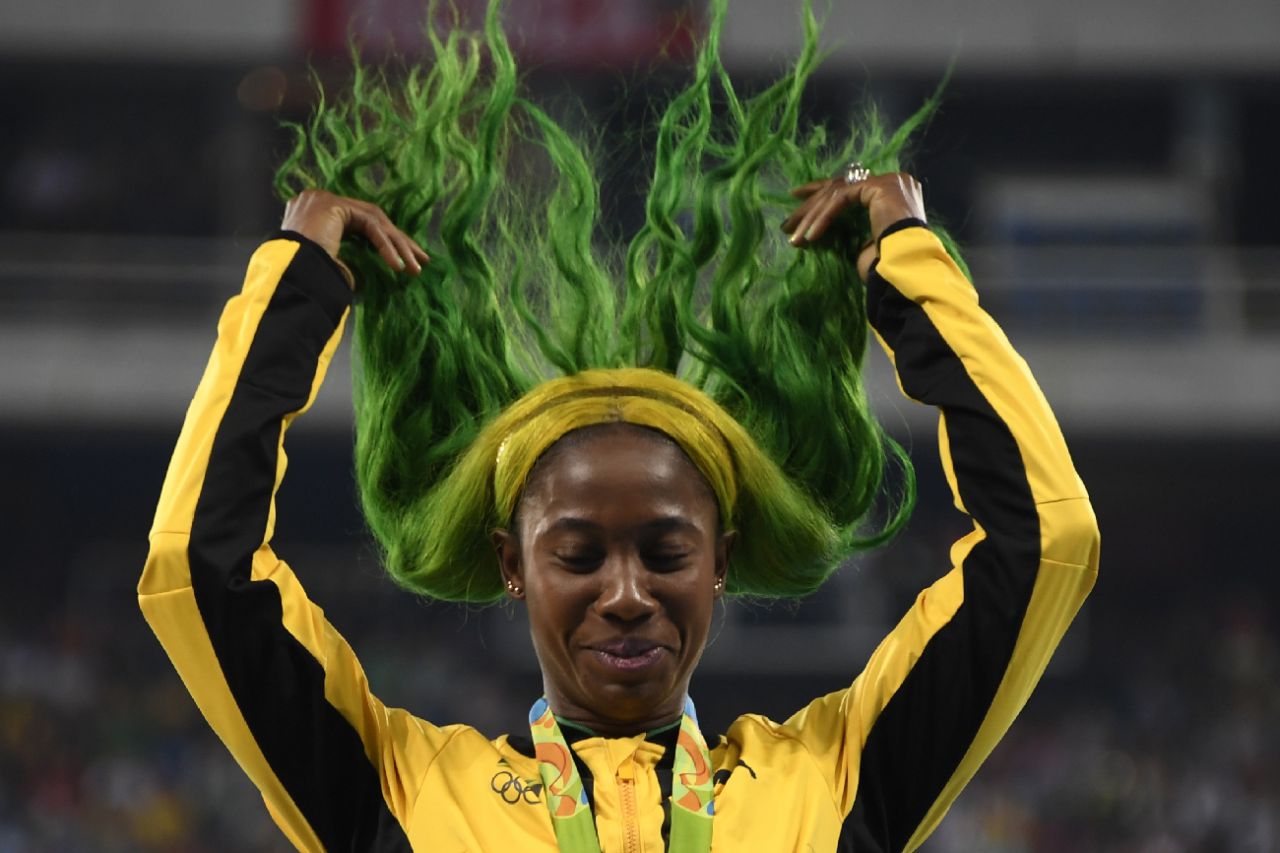 Shelly-Ann Fraser-Pryce, médaillé de bronze sur 100m aux JO de Rio, le 14 août 2016 sur le podium au stade Olympique