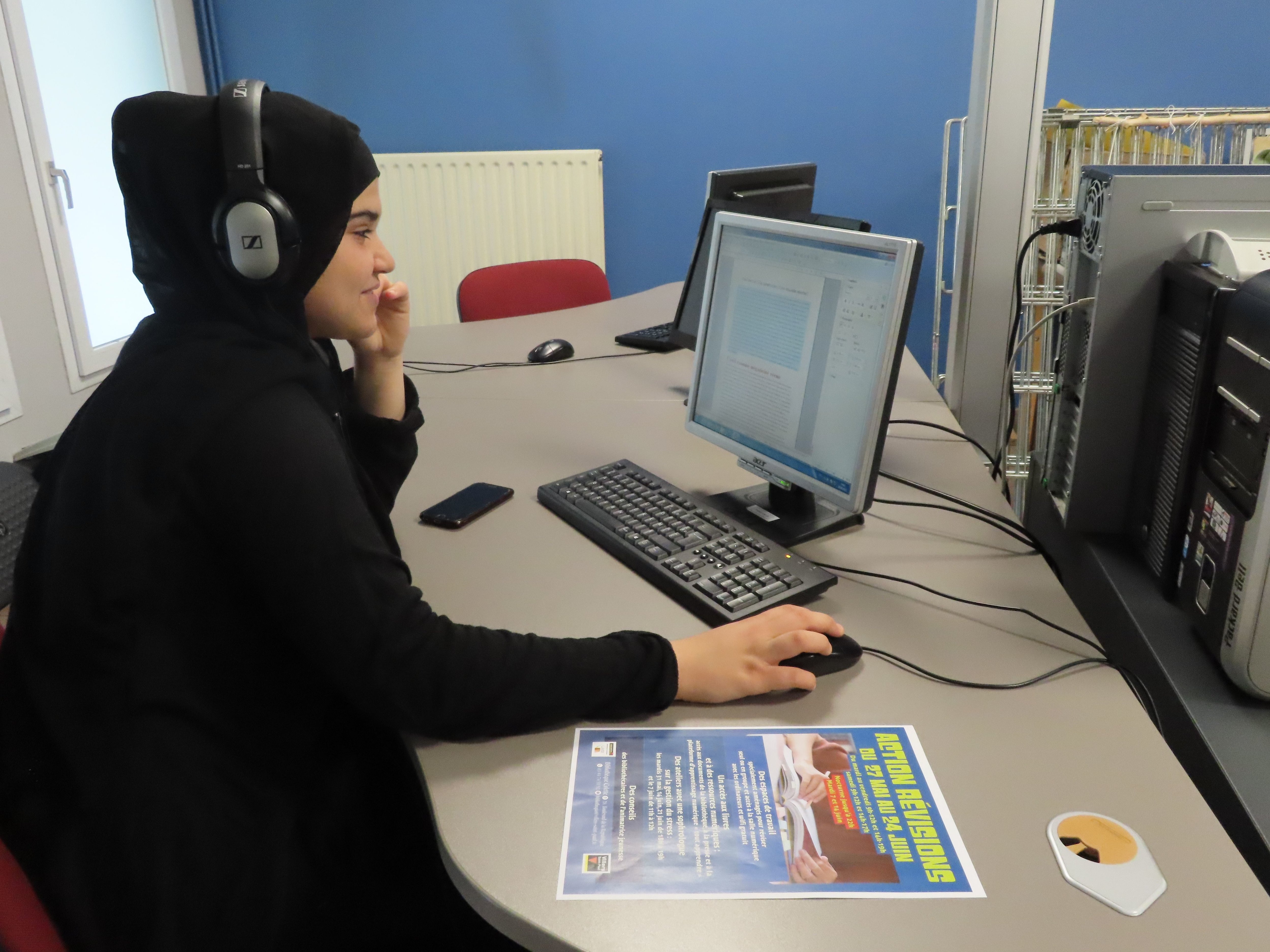 A Villers-Saint-Paul, la bibliothèque a mis en place un dispositif pour faciliter les révisions des jeunes préparant un examen. Ce samedi 28 mai, Messaouda est déjà assidue à la bibliothèque pour ses révisions. LP/Hervé Sénamaud.